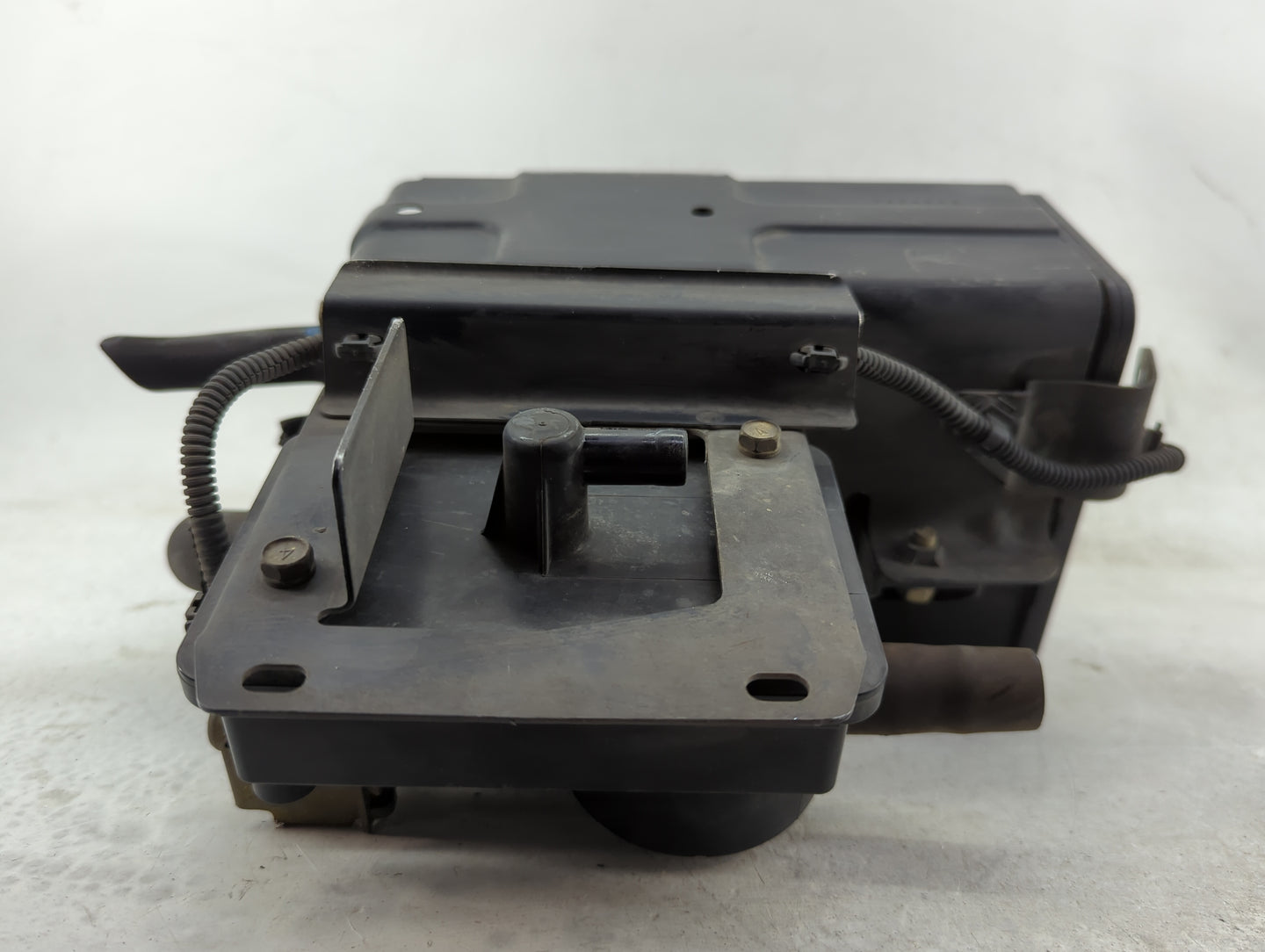 2004 Mitsubishi Endeavor Fuel Vapor Charcoal Canister - Oemusedautoparts1.com