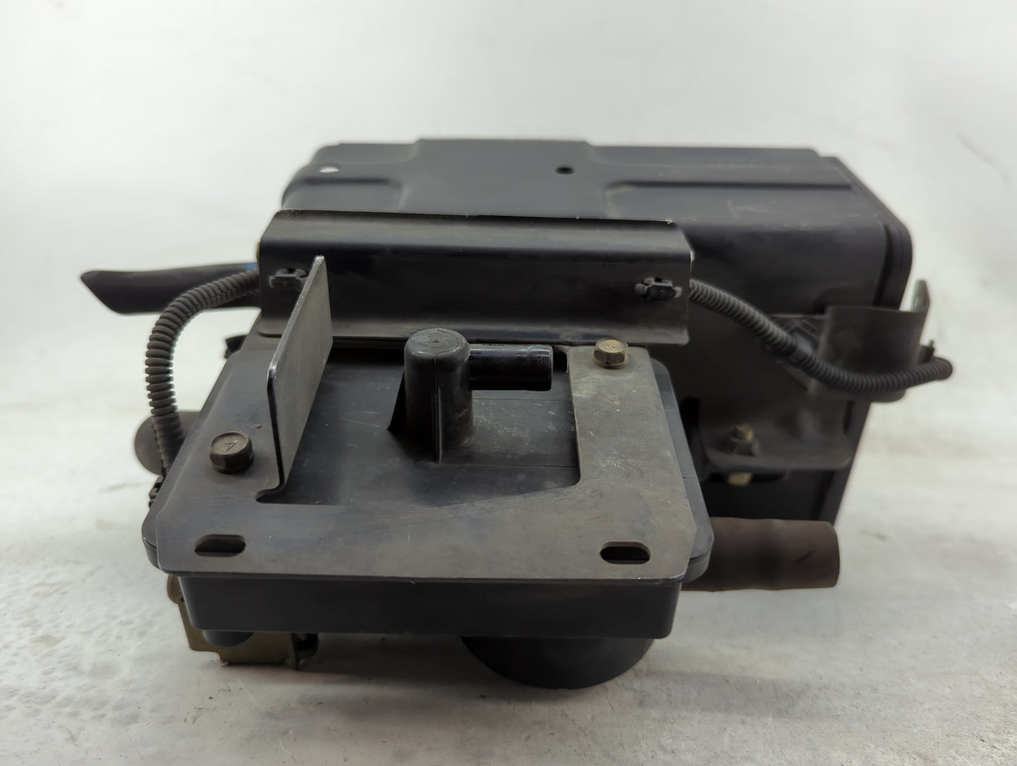 2004 Mitsubishi Endeavor Fuel Vapor Charcoal Canister - Oemusedautoparts1.com
