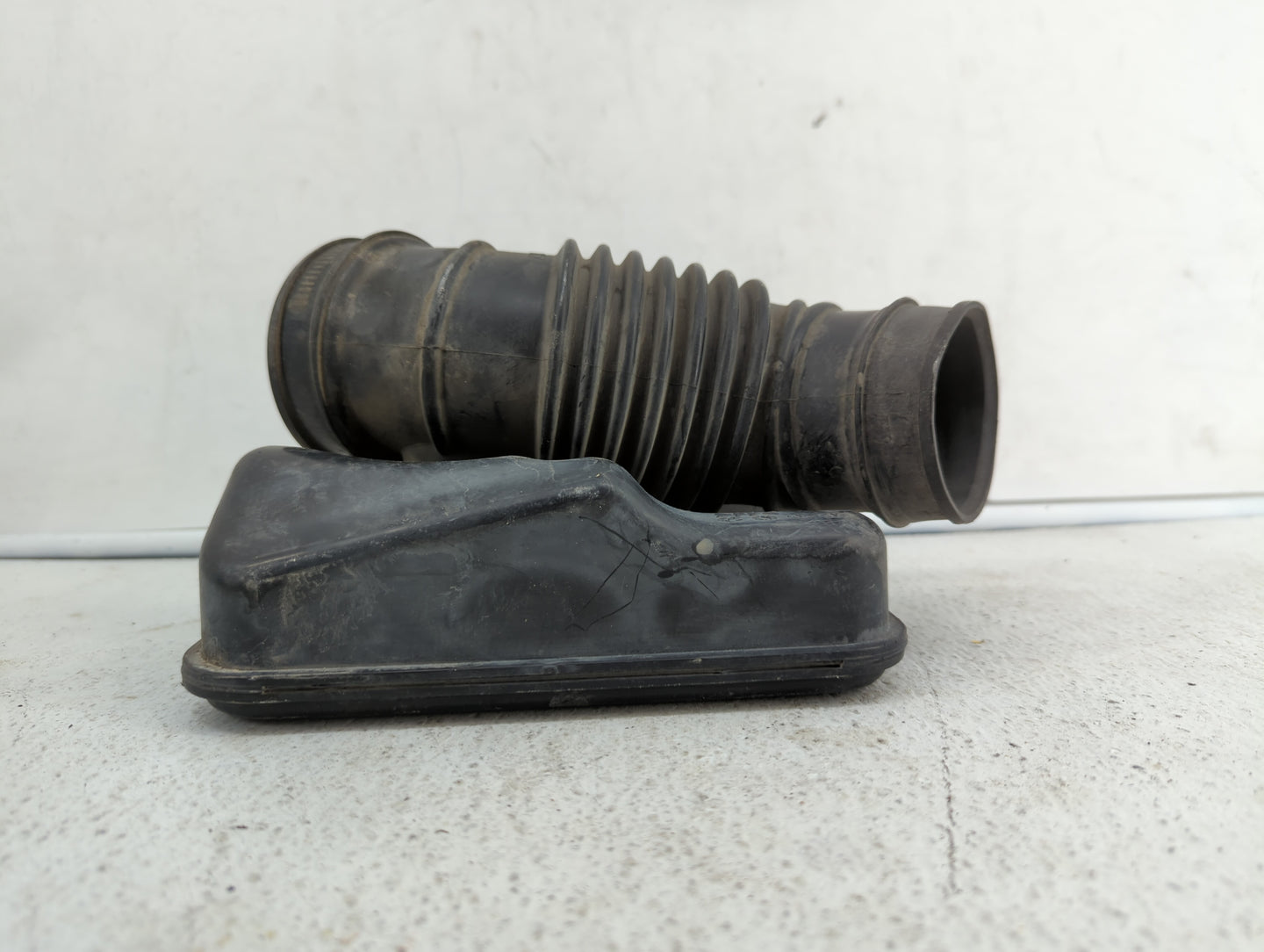 2004 Mitsubishi Galant Air Cleaner Intake Duct Hose Tube - Oemusedautoparts1.com