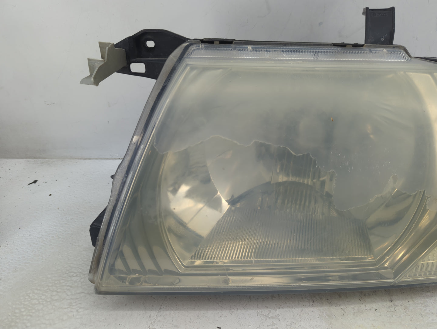 2003-2006 Mitsubishi Montero Driver Left Oem Head Light Headlight Lamp - Oemusedautoparts1.com