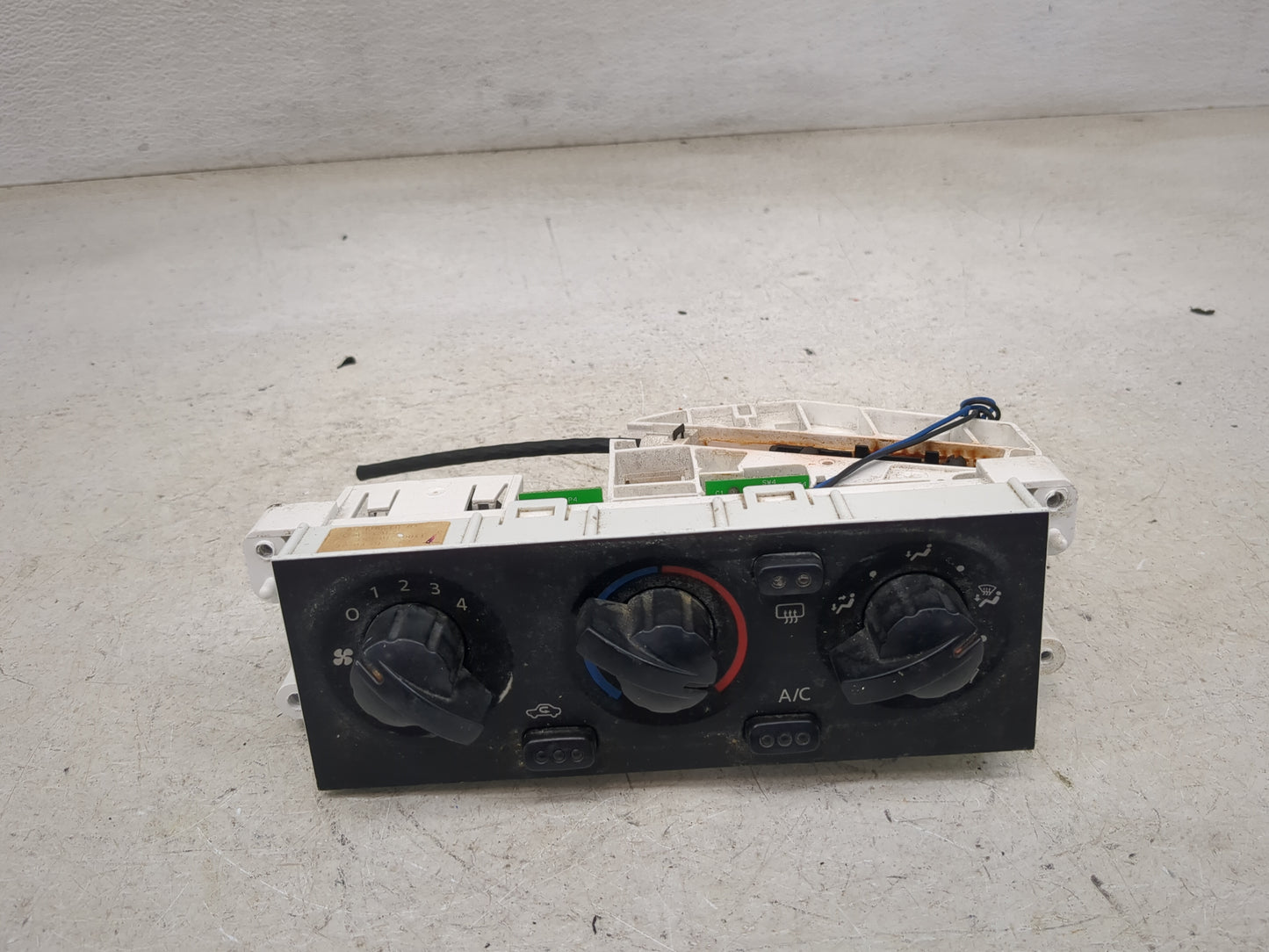 2004 Nissan Frontier Climate Control Module Temperature AC/Heater Replacement Fits OEM Used Auto Parts - Oemusedautoparts1.c