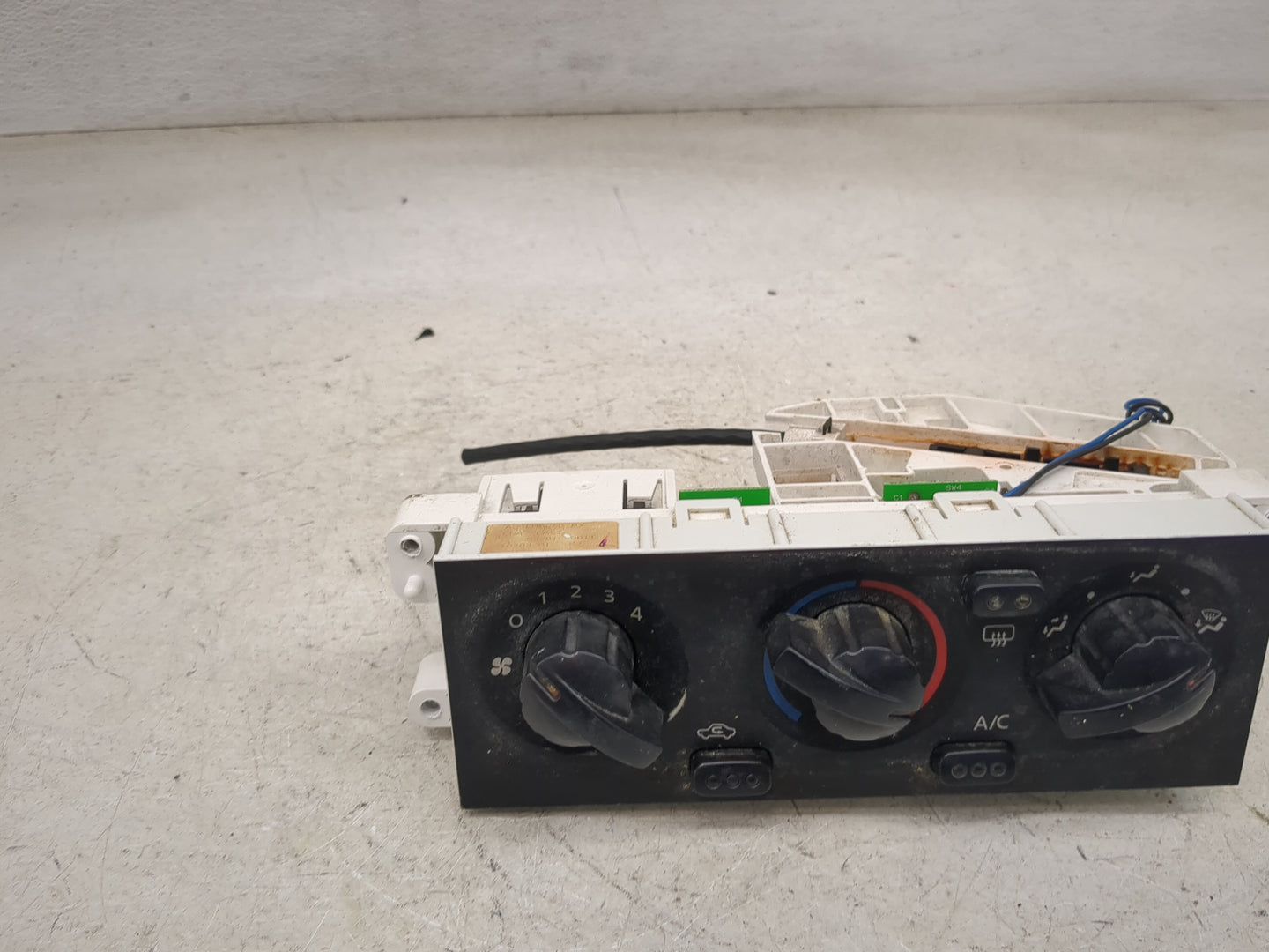 2004 Nissan Frontier Climate Control Module Temperature AC/Heater Replacement Fits OEM Used Auto Parts - Oemusedautoparts1.c