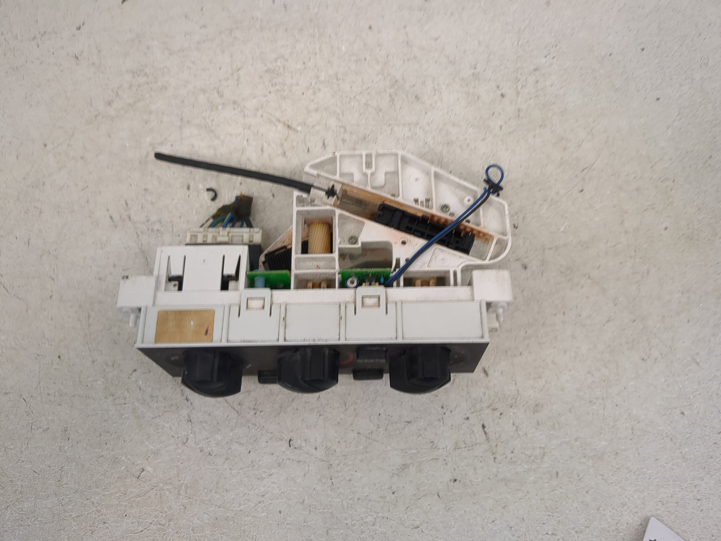 2004 Nissan Frontier Climate Control Module Temperature AC/Heater Replacement Fits OEM Used Auto Parts - Oemusedautoparts1.c