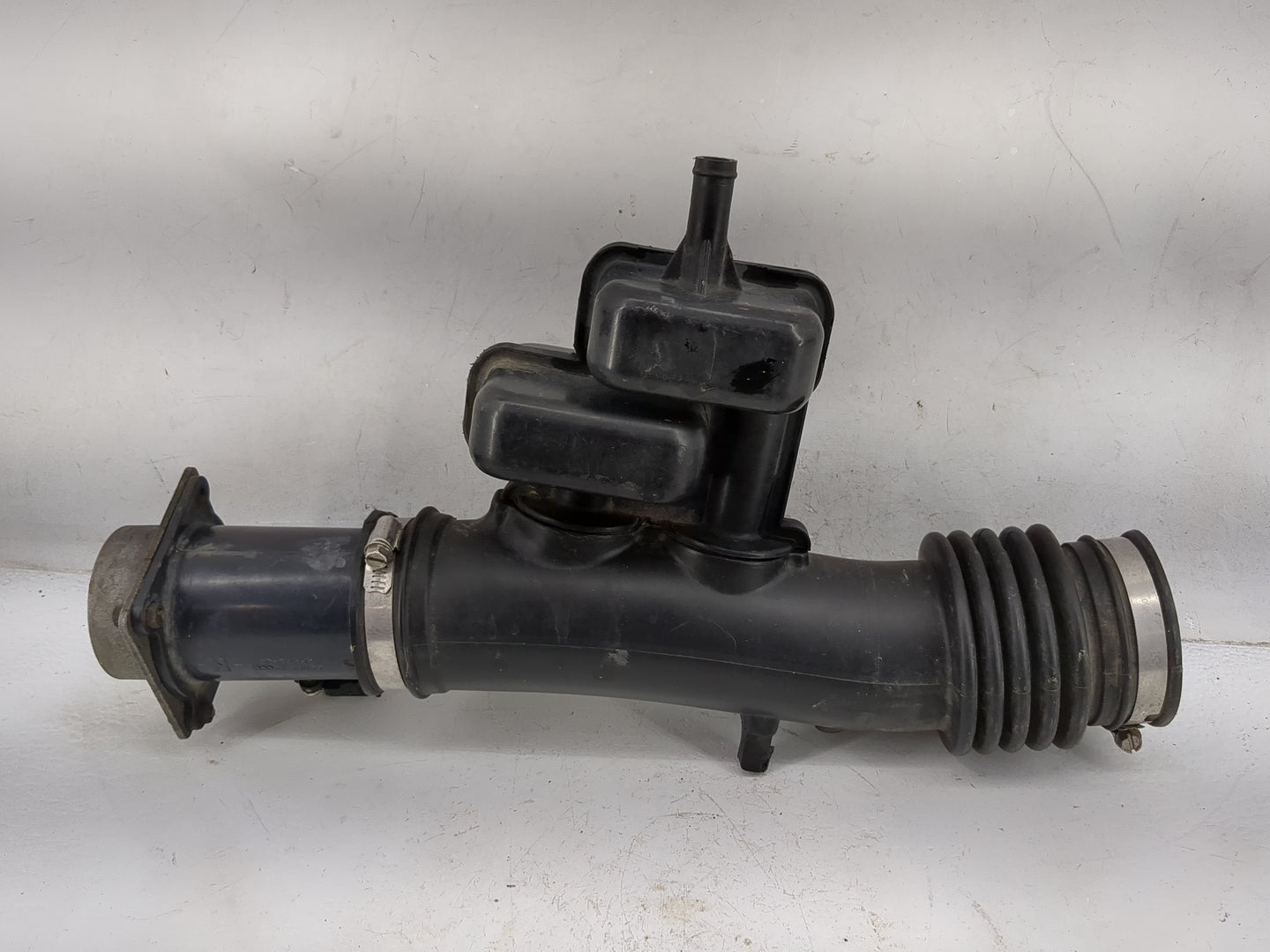 2004 Nissan Maxima Air Cleaner Intake Duct Hose Tube - Oemusedautoparts1.com