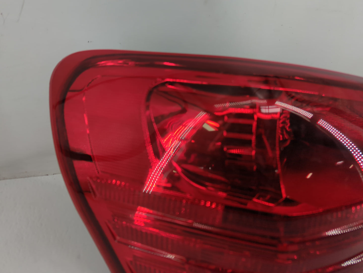 2003-2005 Nissan Murano Tail Light Assembly Driver Left OEM P/N:DS685-B000L 4600227585 Fits Fits 2003 2004 2005 OEM Used Aut