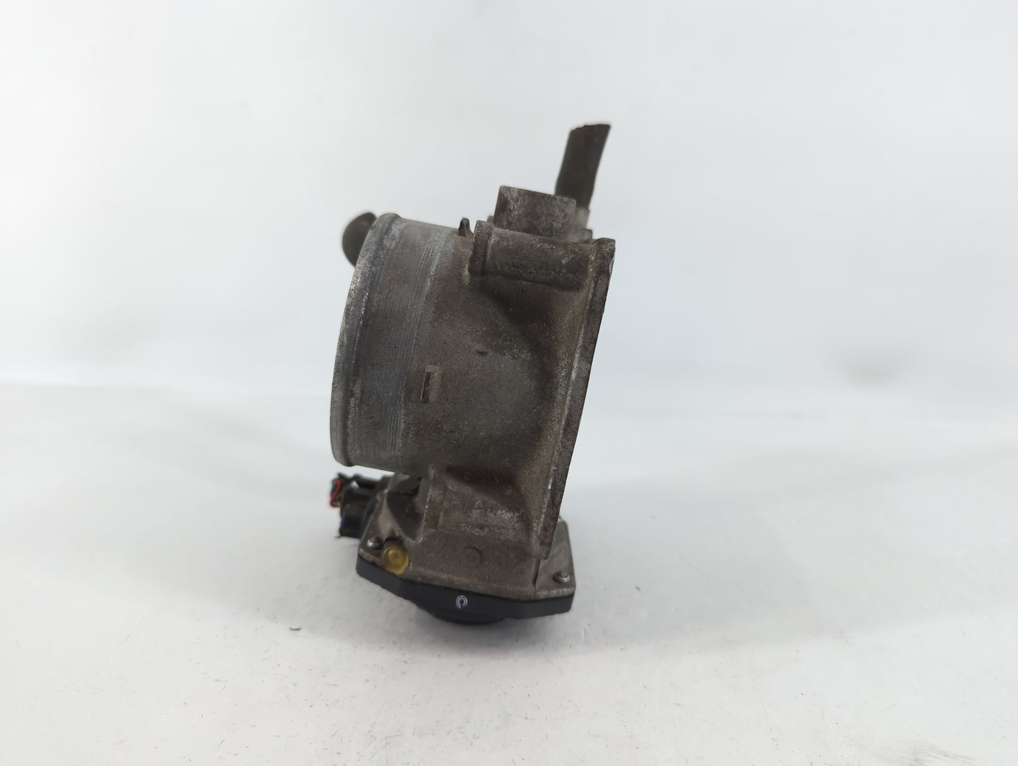 2004-2012 Nissan Titan Throttle Body P/N:4A2601299 Fits Fits 2004 2005 2006 2007 2008 2009 2010 2011 2012 2013 2014 OEM Used