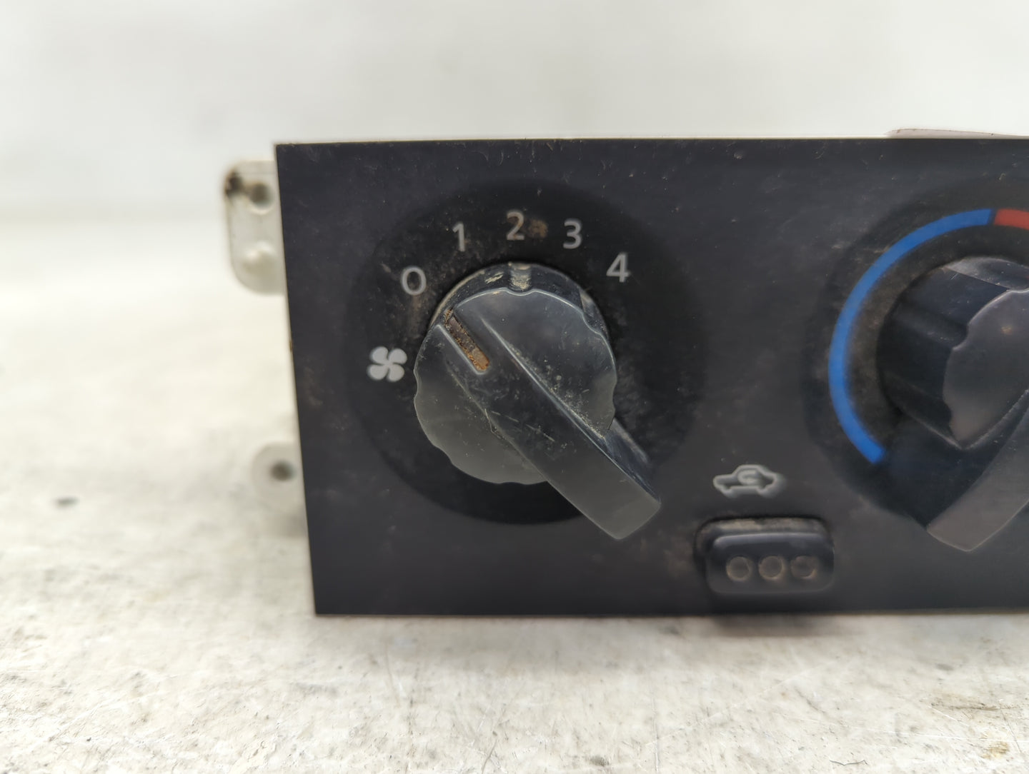 2003-2004 Nissan Xterra Climate Control Module Temperature AC/Heater Replacement Fits Fits 2003 2004 OEM Used Auto Parts - O