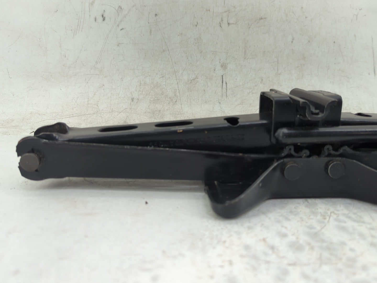 2004 Oldsmobile Alero Spare Scissor Car Jack 1415275 - Oemusedautoparts1.com