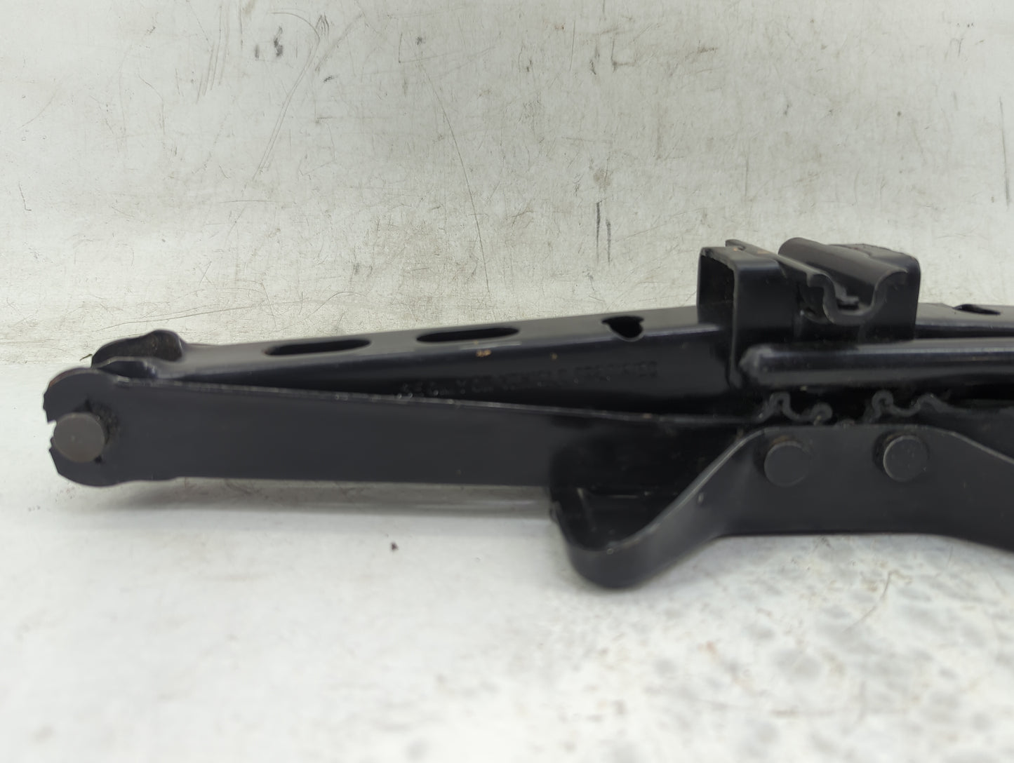2004 Oldsmobile Alero Spare Scissor Car Jack 1415275 - Oemusedautoparts1.com