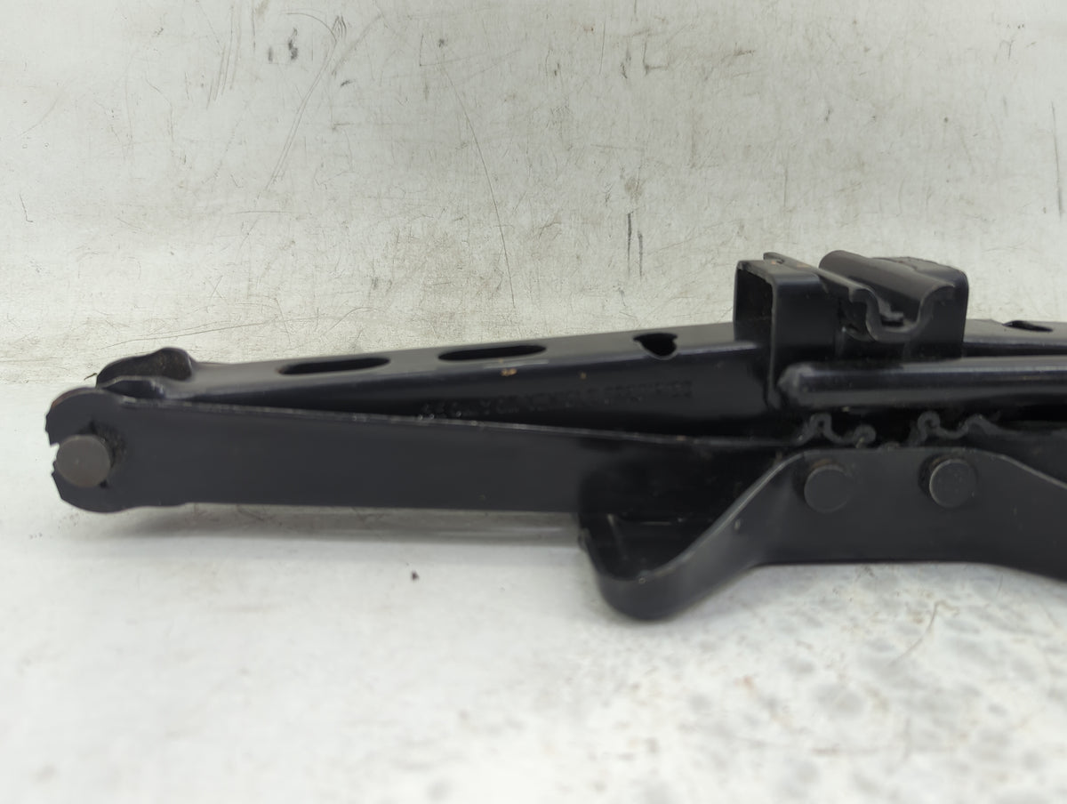 2004 Oldsmobile Alero Spare Scissor Car Jack 1415275 - Oemusedautoparts1.com