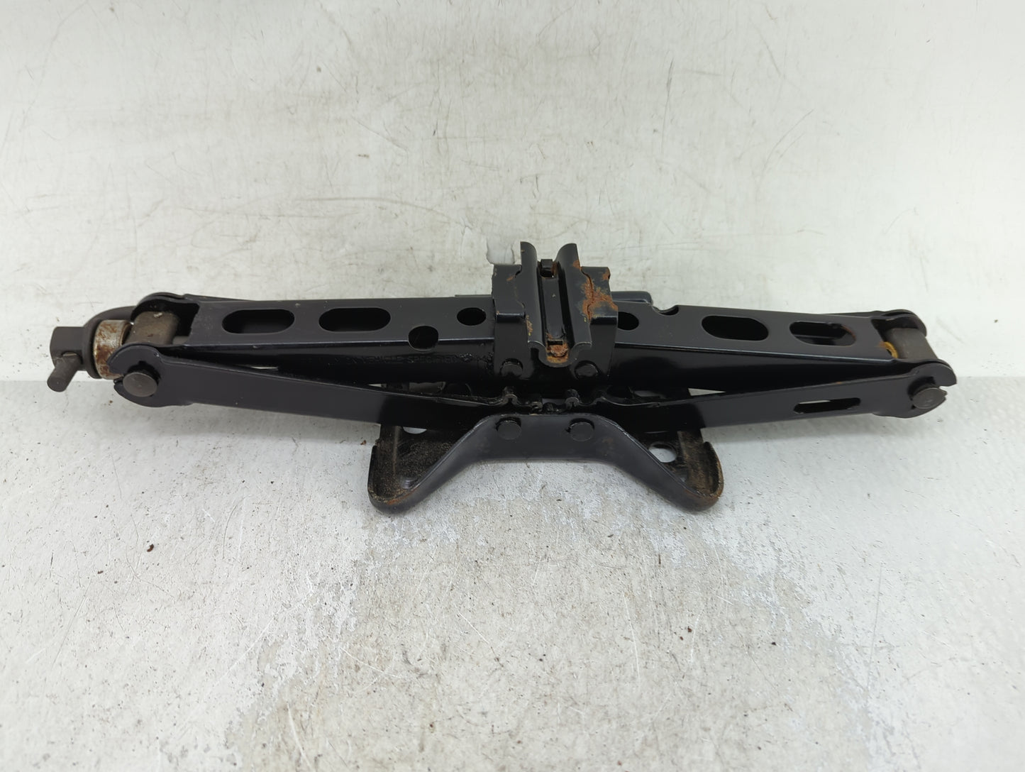2004 Oldsmobile Alero Spare Scissor Car Jack 1415346 - Oemusedautoparts1.com