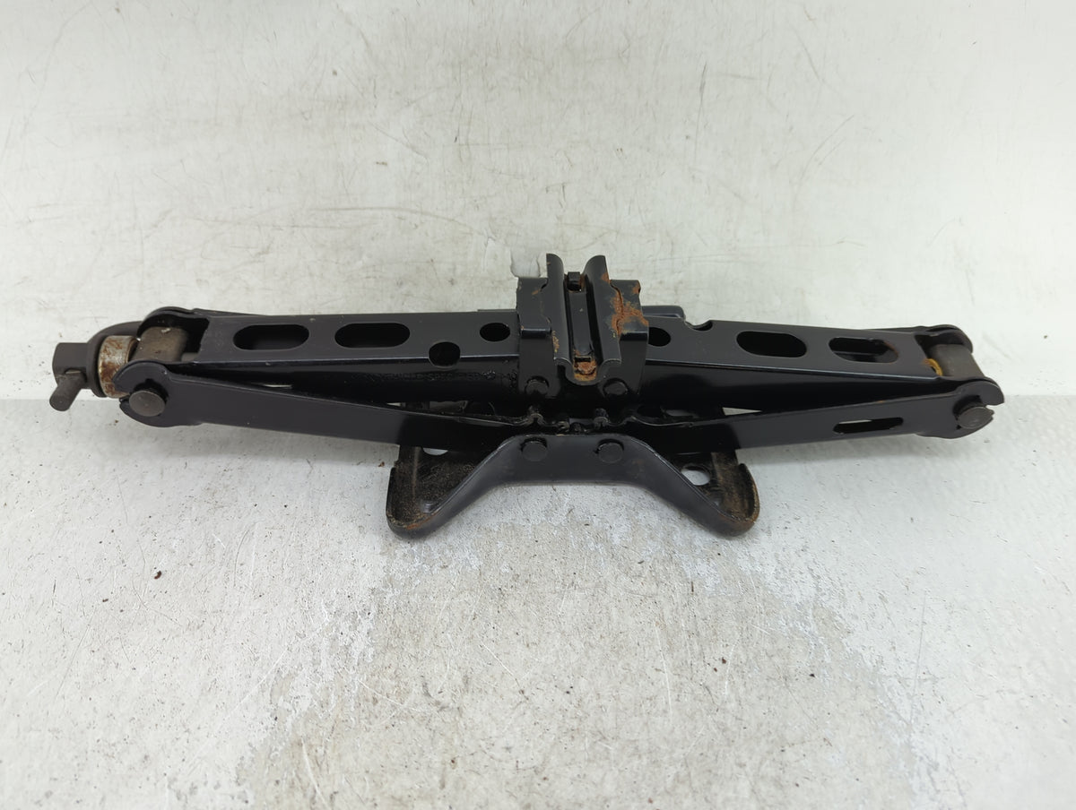 2004 Oldsmobile Alero Spare Scissor Car Jack 1415346 - Oemusedautoparts1.com
