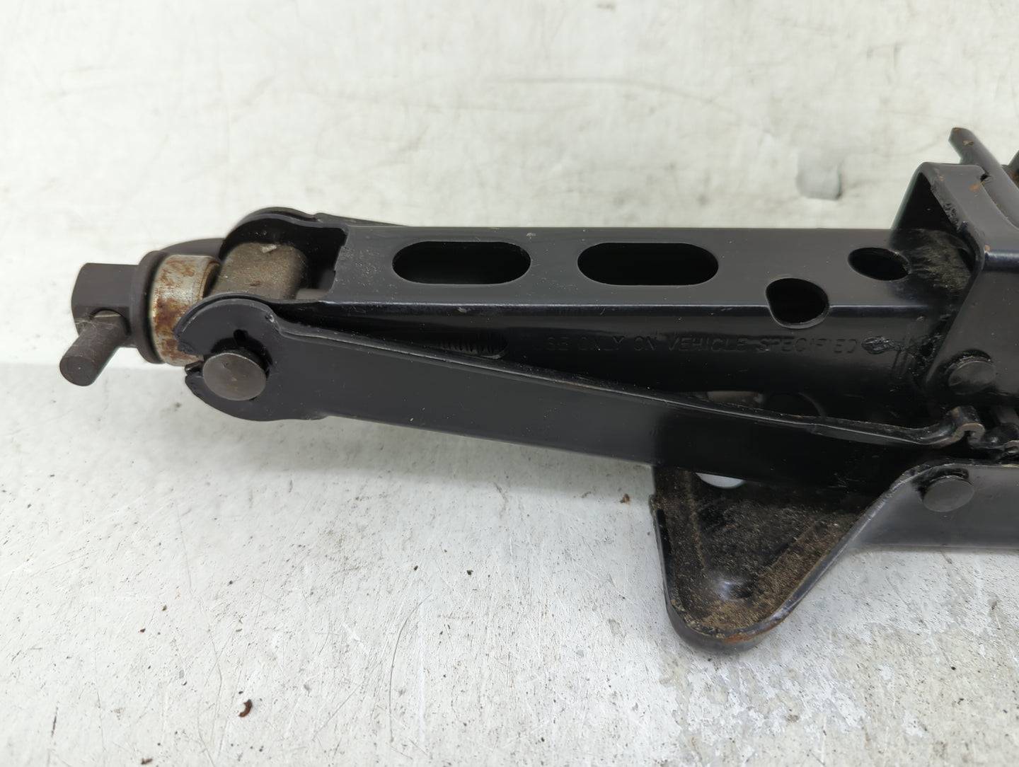 2004 Oldsmobile Alero Spare Scissor Car Jack 1415346 - Oemusedautoparts1.com