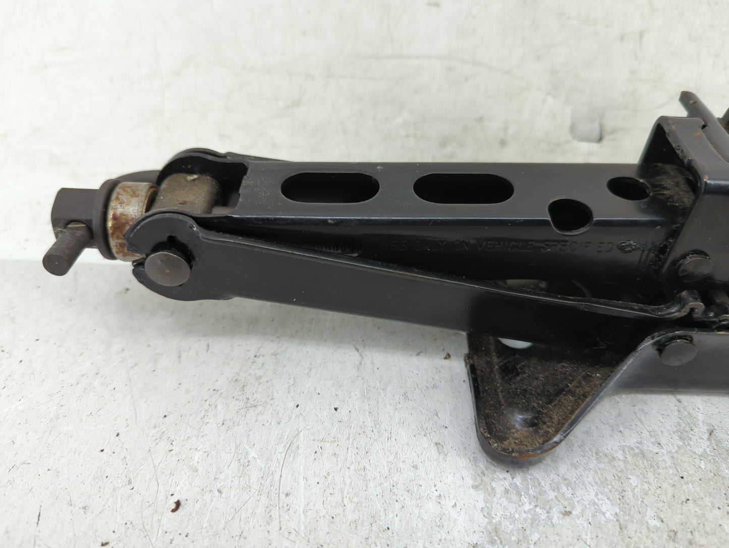 2004 Oldsmobile Alero Spare Scissor Car Jack 1415346 - Oemusedautoparts1.com