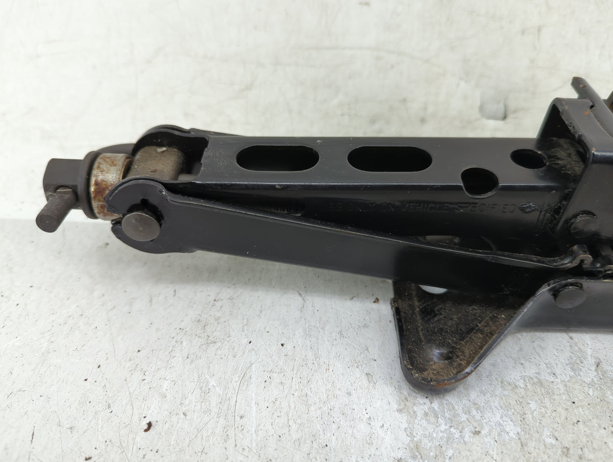 2004 Oldsmobile Alero Spare Scissor Car Jack 1415346 - Oemusedautoparts1.com