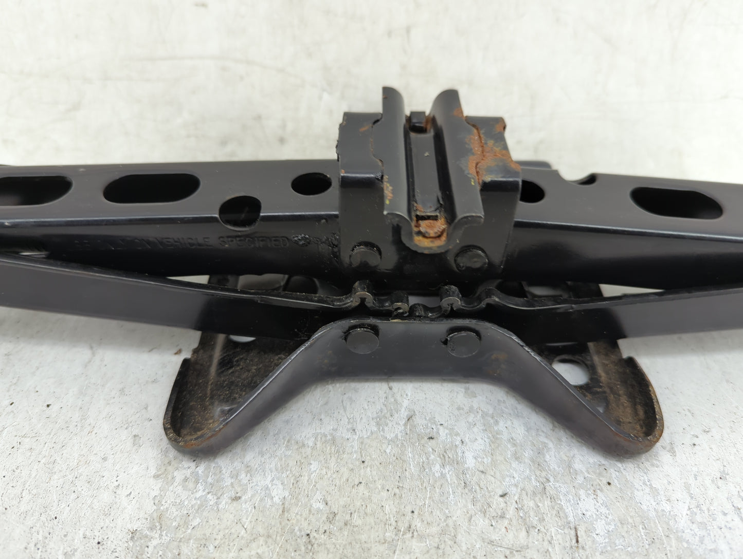 2004 Oldsmobile Alero Spare Scissor Car Jack 1415346 - Oemusedautoparts1.com
