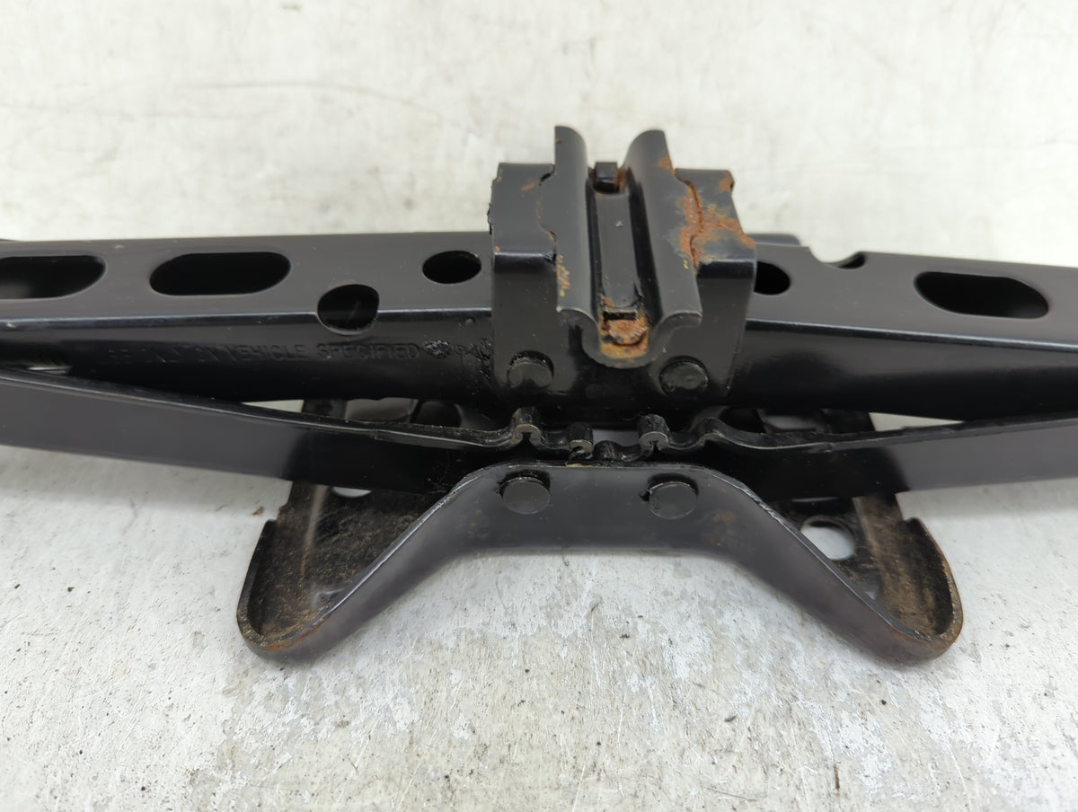 2004 Oldsmobile Alero Spare Scissor Car Jack 1415346 - Oemusedautoparts1.com