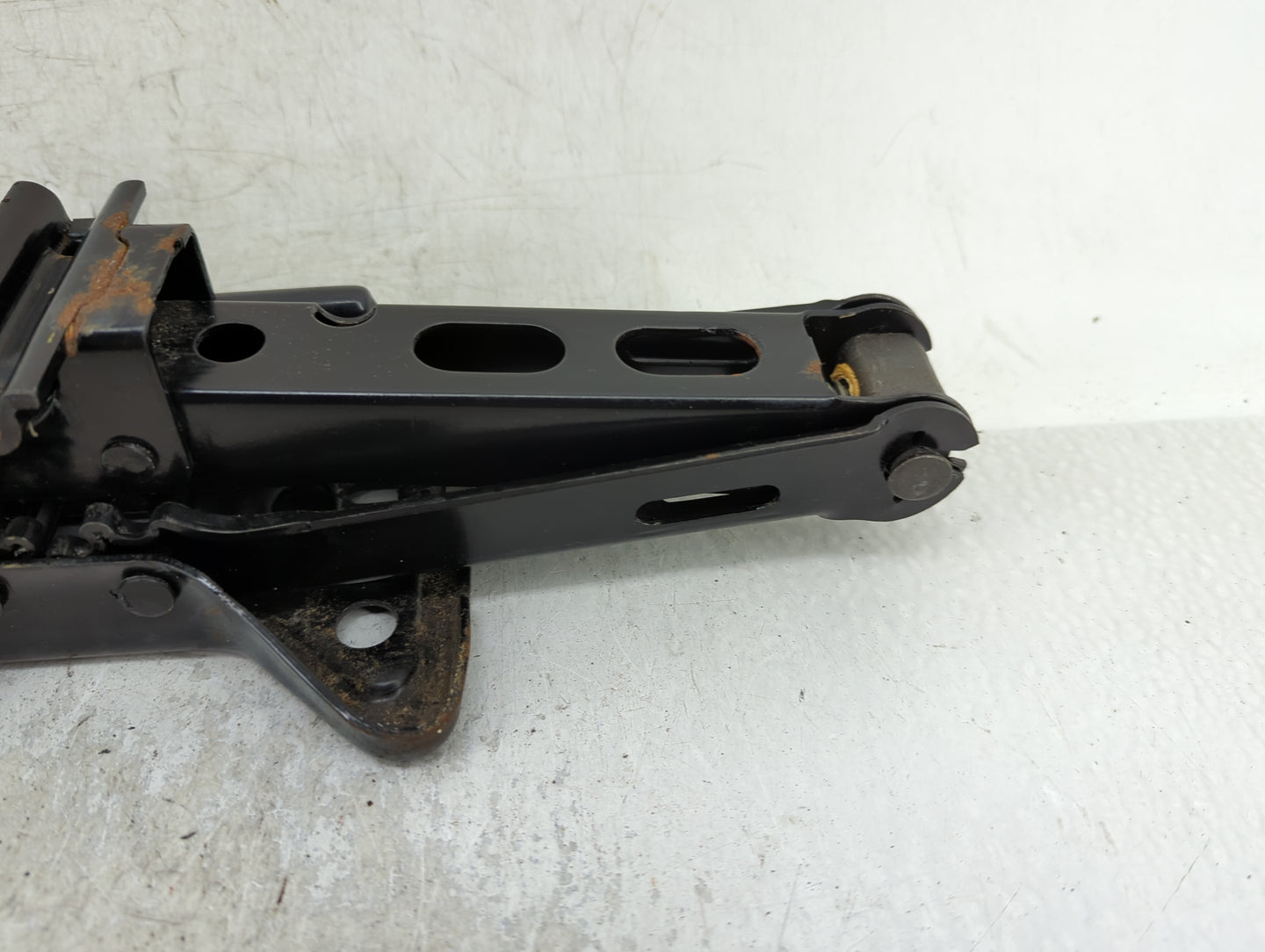 2004 Oldsmobile Alero Spare Scissor Car Jack 1415346 - Oemusedautoparts1.com