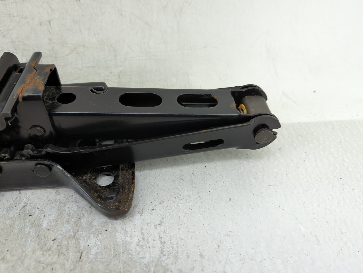 2004 Oldsmobile Alero Spare Scissor Car Jack 1415346 - Oemusedautoparts1.com