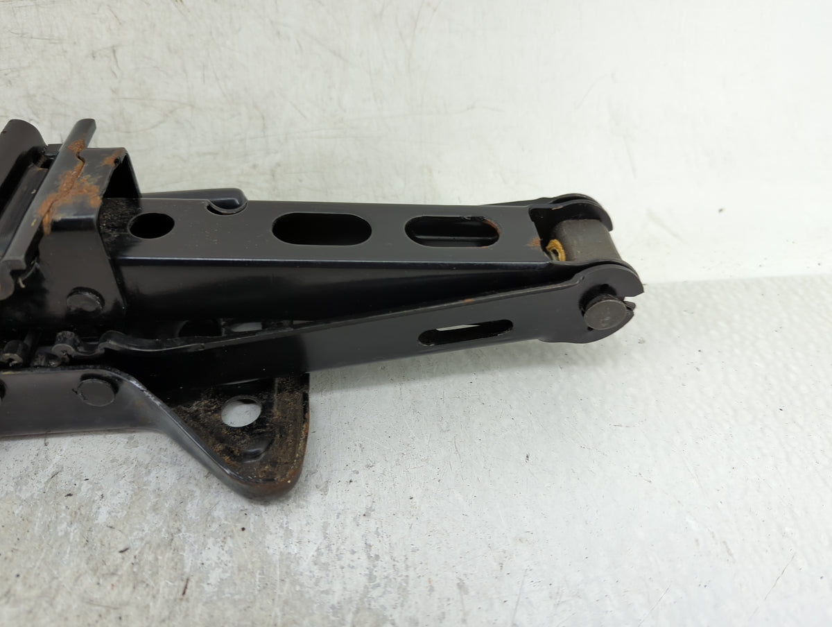 2004 Oldsmobile Alero Spare Scissor Car Jack 1415346 - Oemusedautoparts1.com