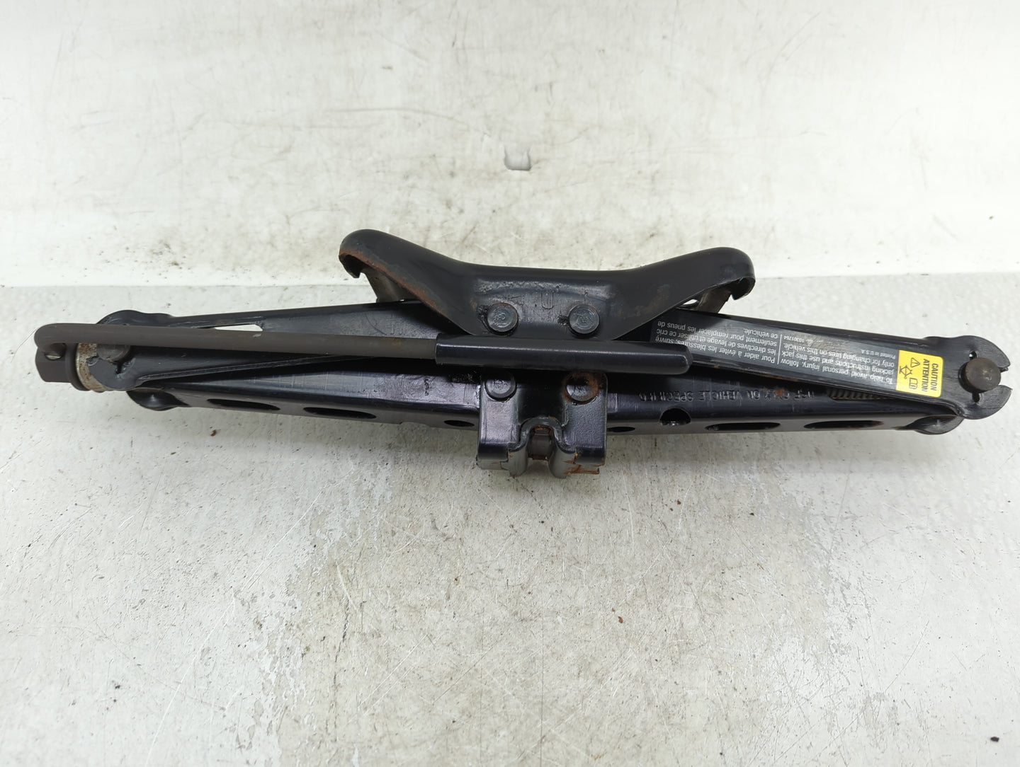 2004 Oldsmobile Alero Spare Scissor Car Jack 1415346 - Oemusedautoparts1.com