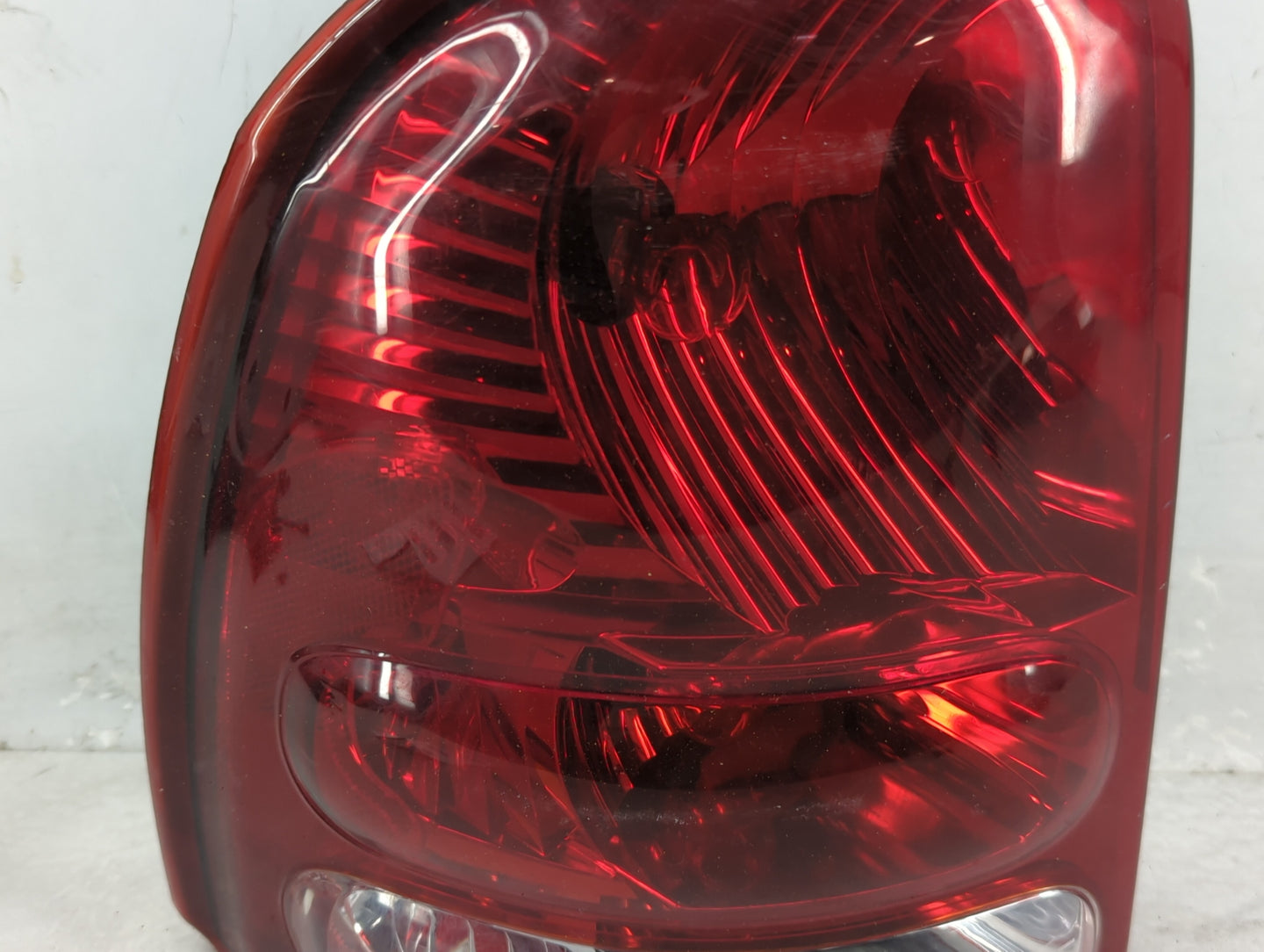 2002-2004 Oldsmobile Bravada Tail Light Assembly Driver Left OEM P/N:16525941 Fits Fits 2002 2003 2004 OEM Used Auto Parts -