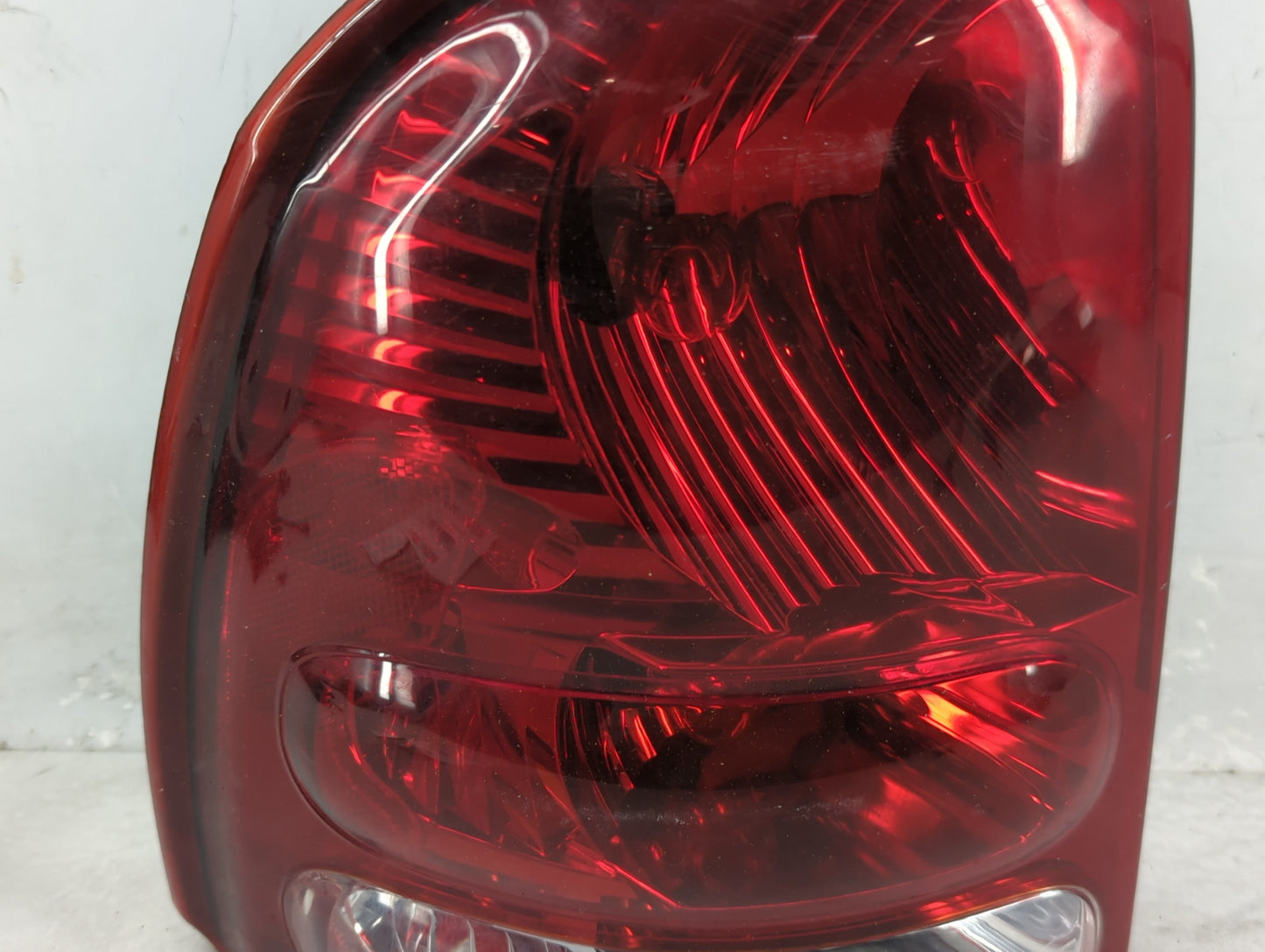 2002-2004 Oldsmobile Bravada Tail Light Assembly Driver Left OEM P/N:16525941 Fits Fits 2002 2003 2004 OEM Used Auto Parts -