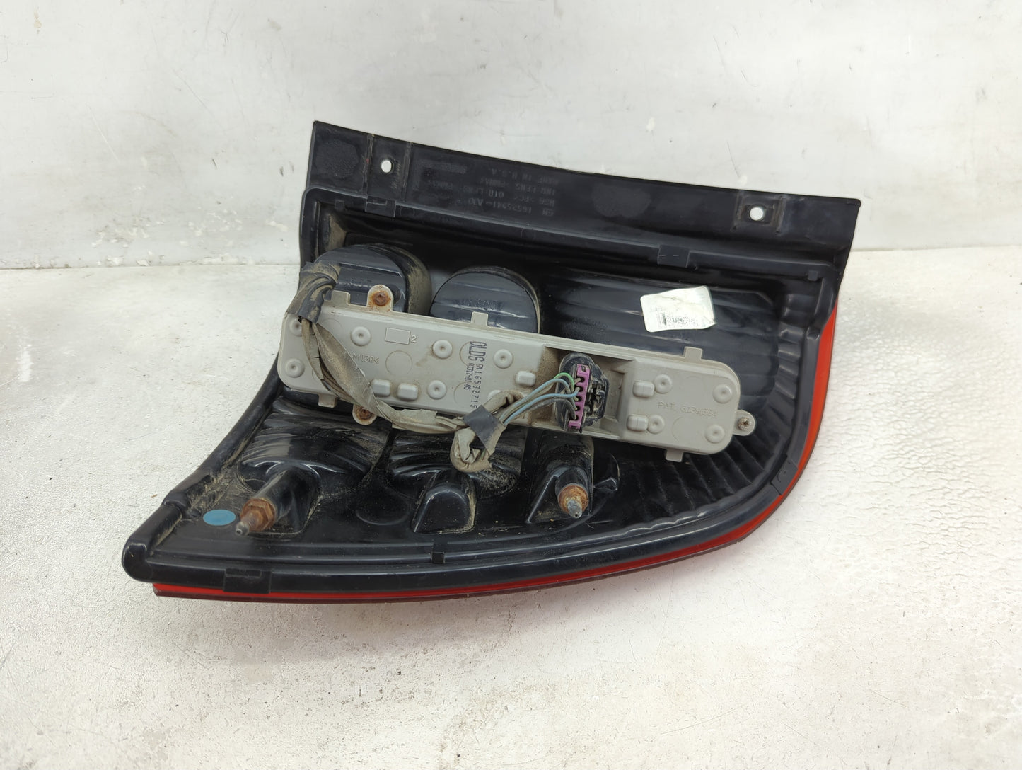 2002-2004 Oldsmobile Bravada Tail Light Assembly Driver Left OEM P/N:16525941 Fits Fits 2002 2003 2004 OEM Used Auto Parts -