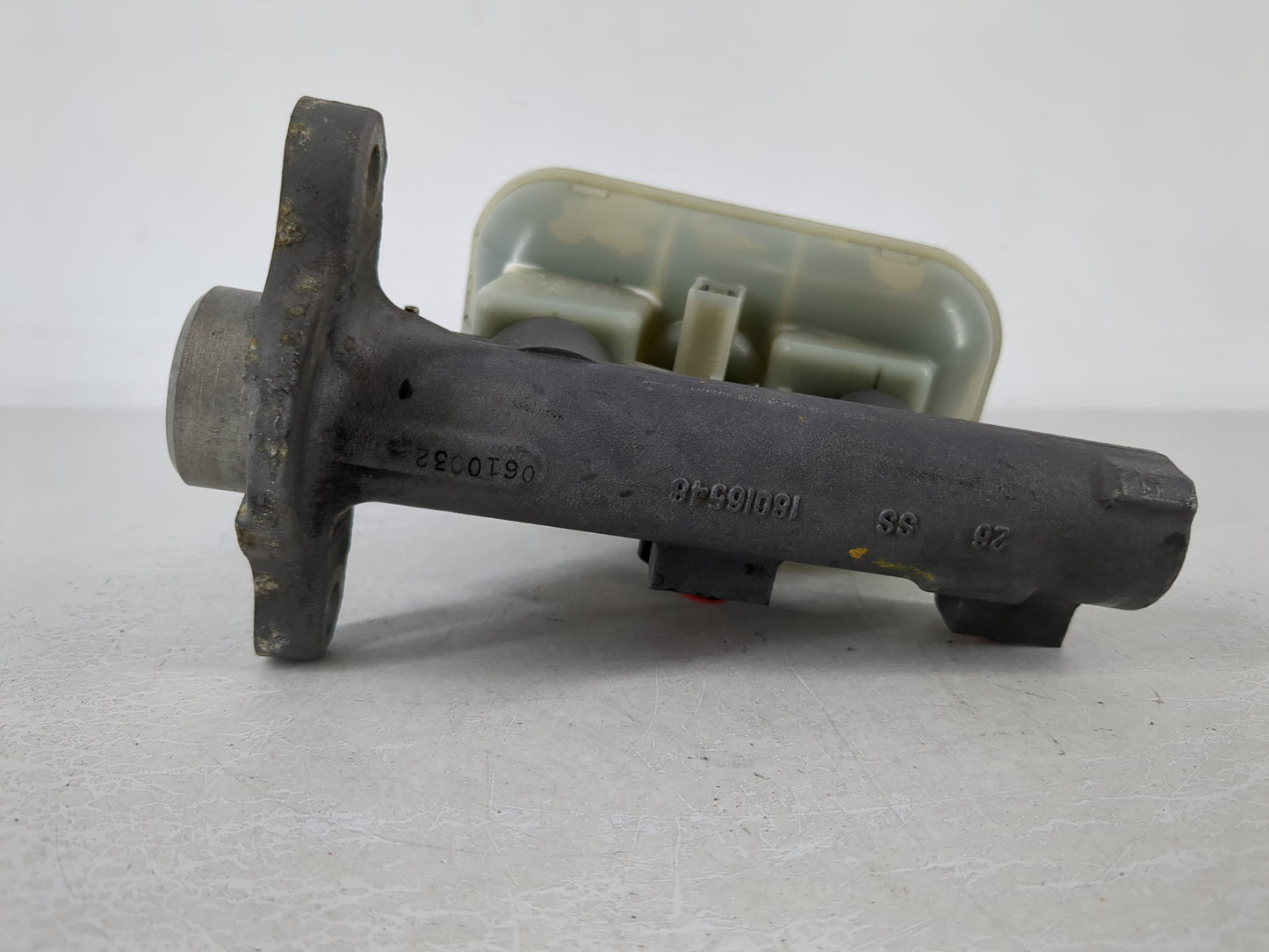 2000-2005 Pontiac Grand Am Brake Master Cylinder 864200 - Oemusedautoparts1.com