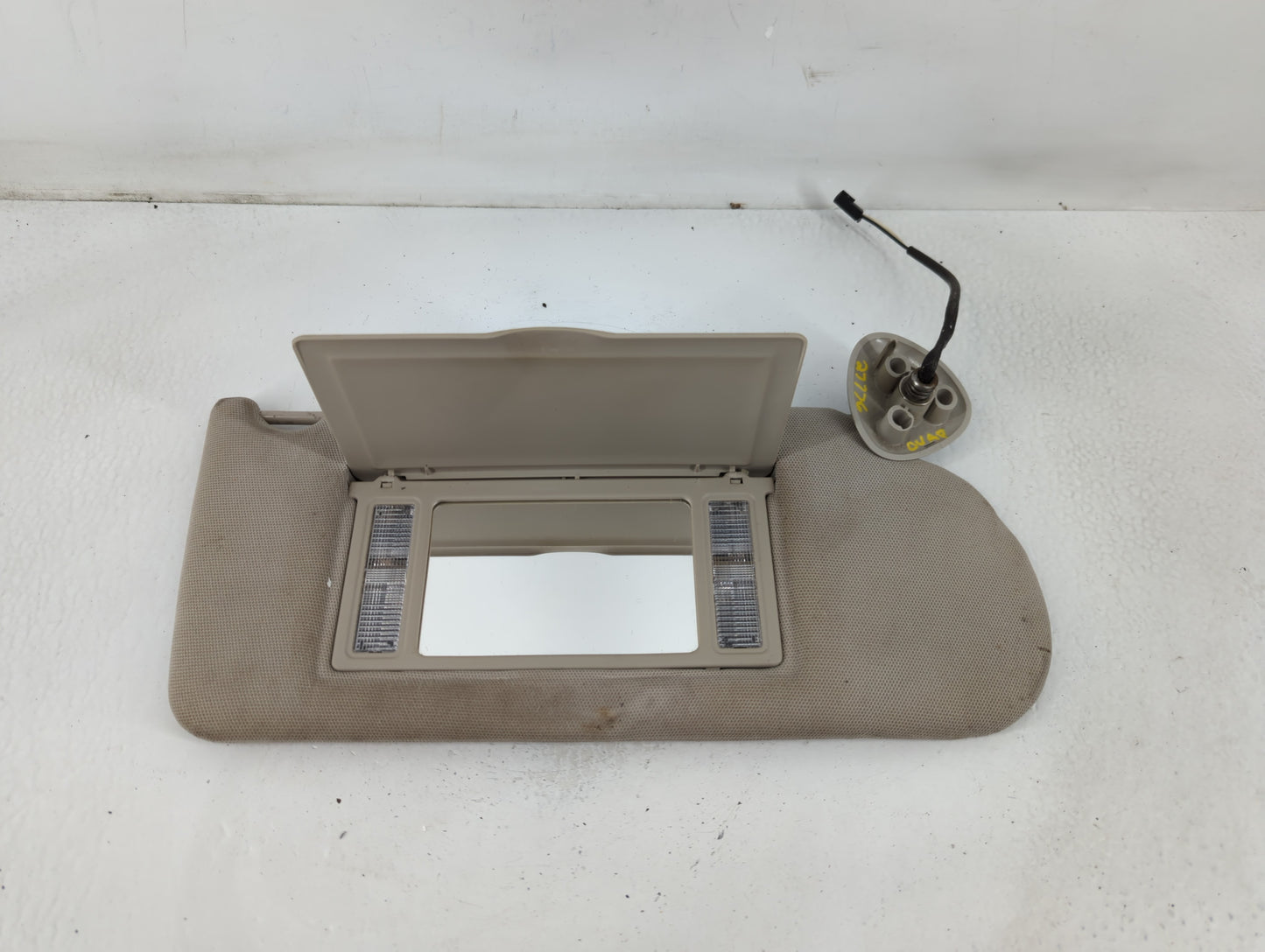 2004 Pontiac Grand Prix Sun Visor Shade Replacement Passenger Right Mirror Fits OEM Used Auto Parts - Oemusedautoparts1.com
