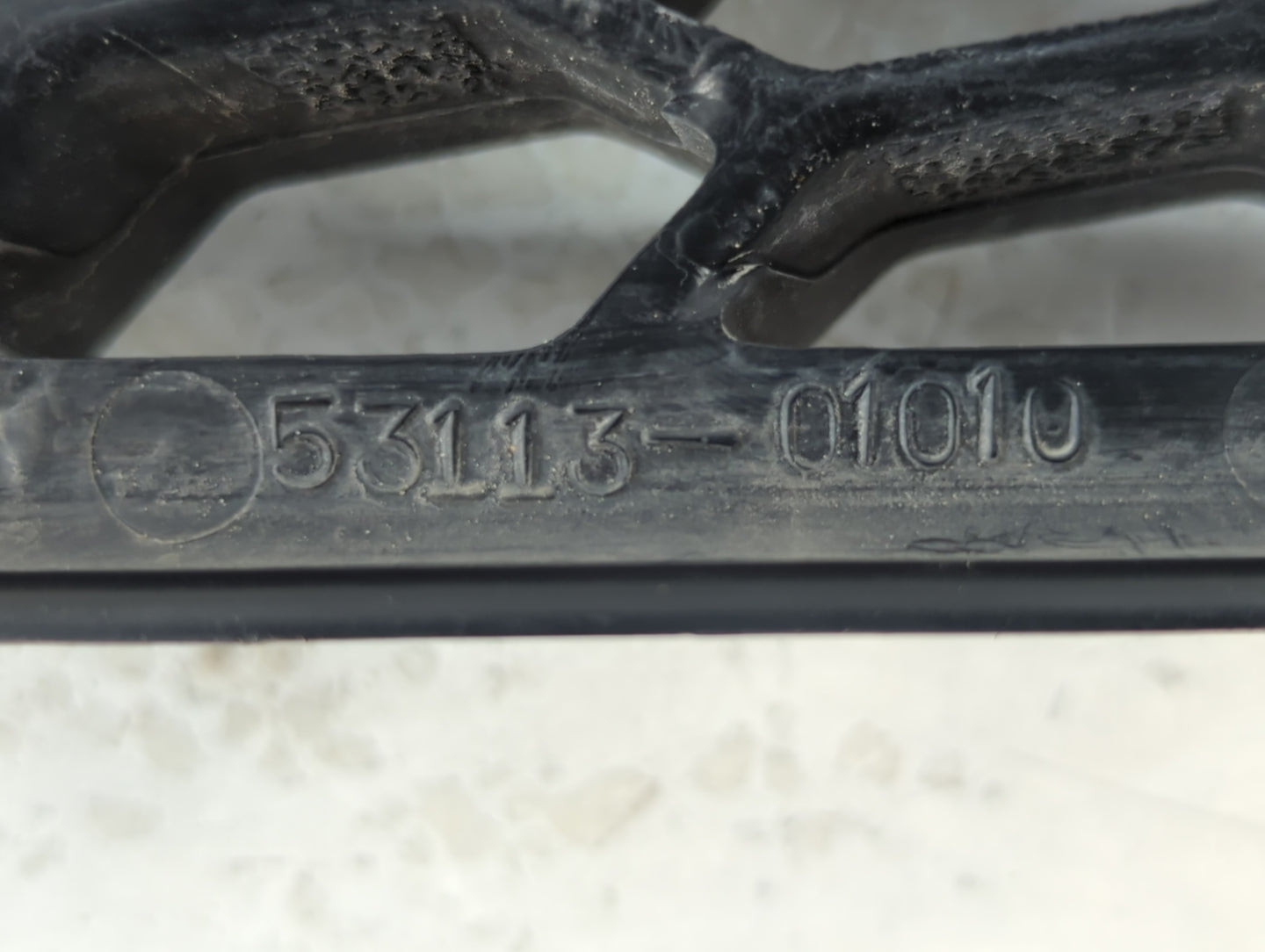 2003-2004 Pontiac Vibe Front Grille Bumper Not Included - Oemusedautoparts1.com