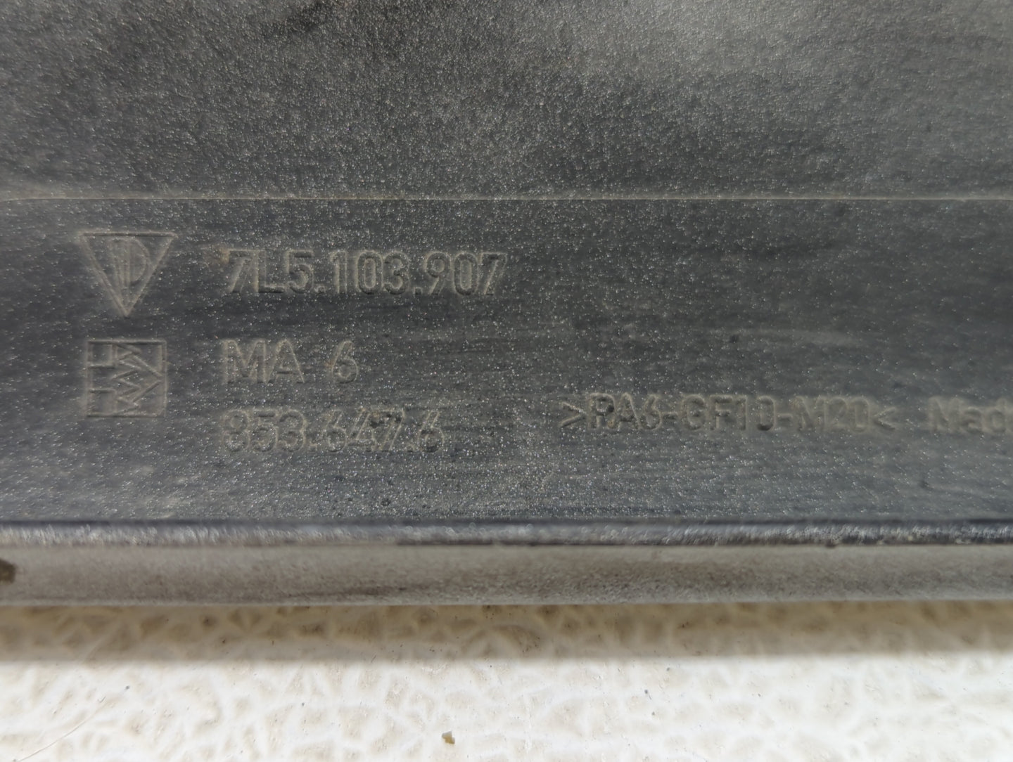 2004 Porsche Cayenne Engine Cover - Oemusedautoparts1.com