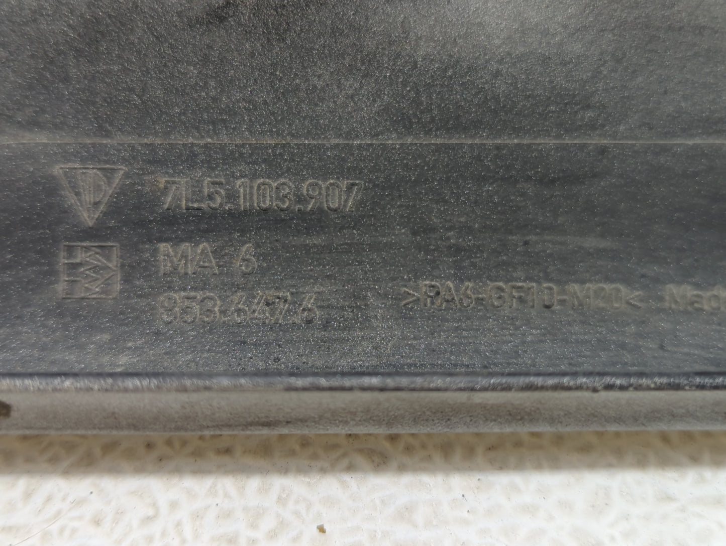 2004 Porsche Cayenne Engine Cover - Oemusedautoparts1.com