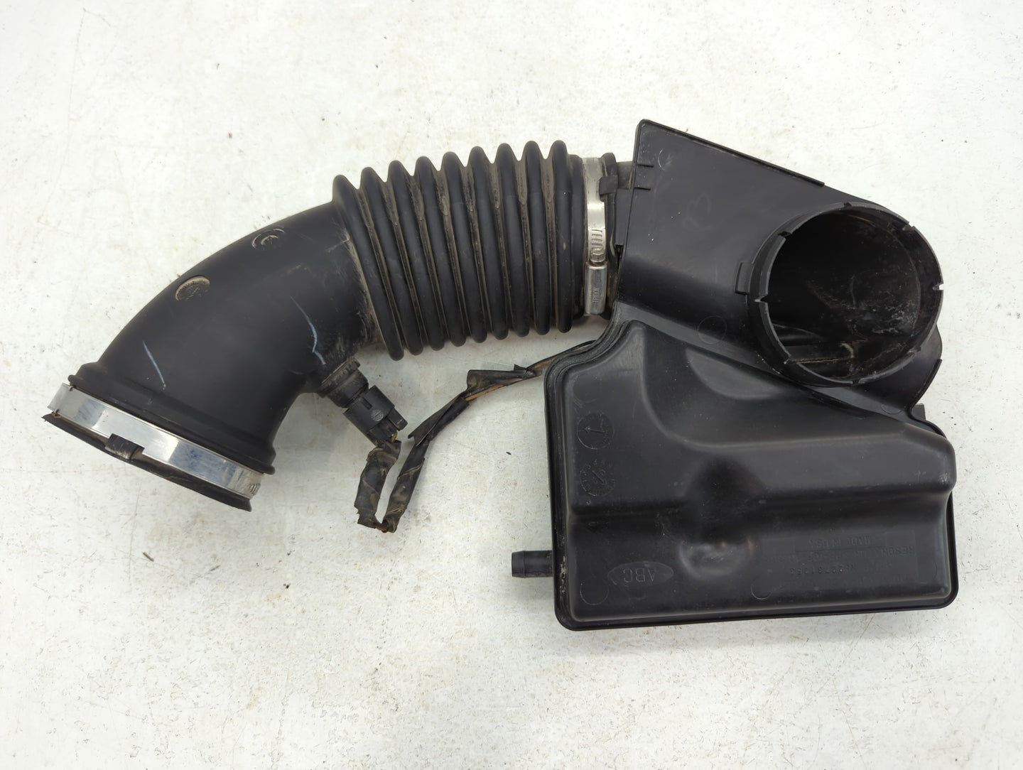 2004 Saturn Ion Air Cleaner Intake-duct Hose Tube - Oemusedautoparts1.com
