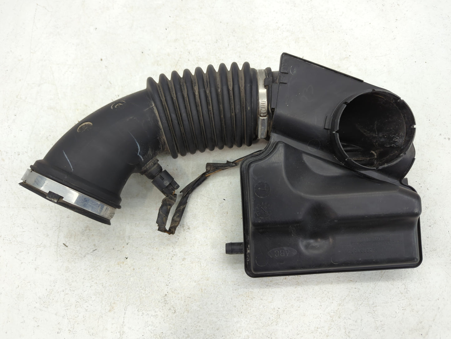 2004 Saturn Ion Air Cleaner Intake-duct Hose Tube - Oemusedautoparts1.com