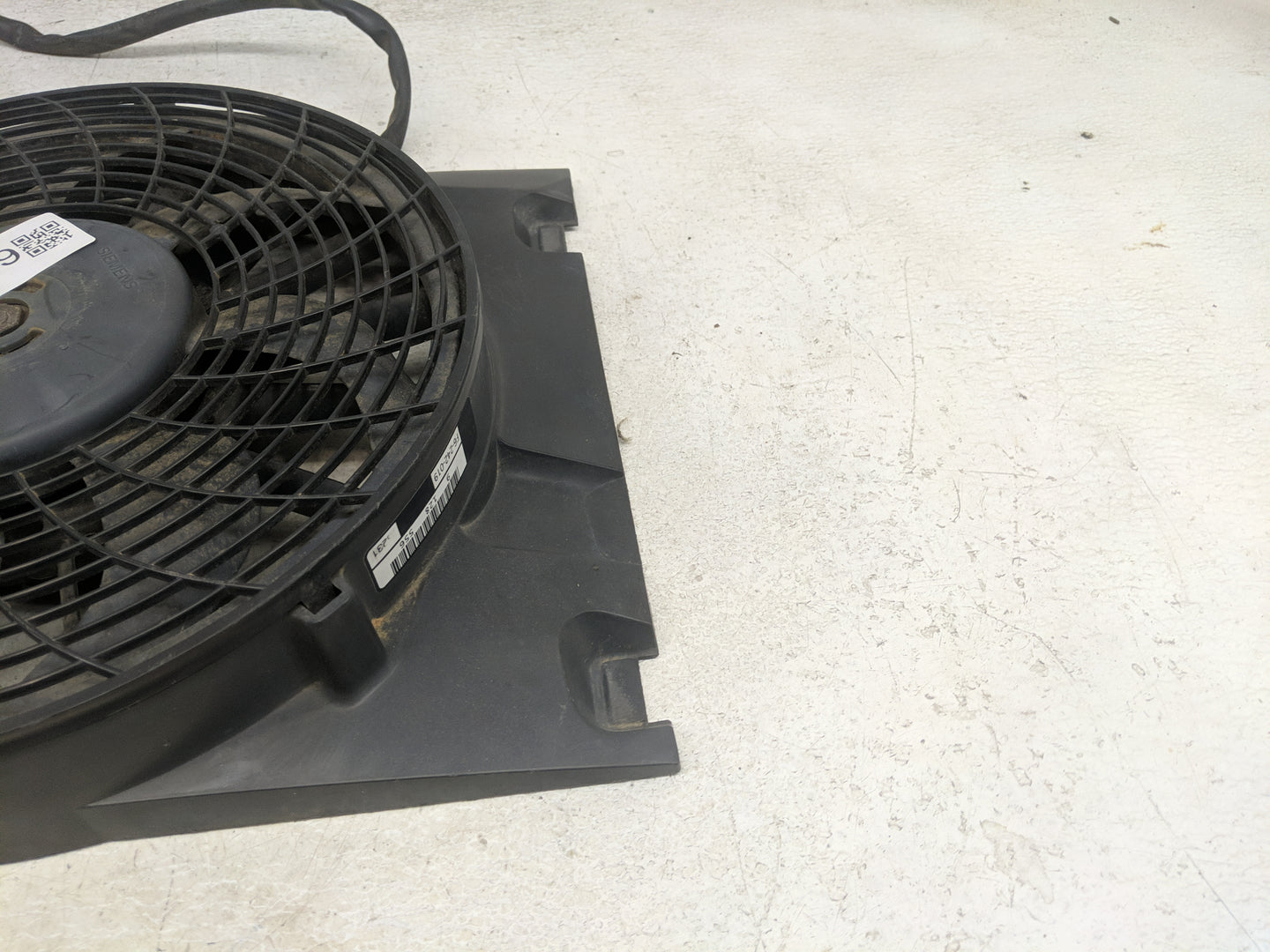2004 Saturn L300 Electric Radiator Cooling Fan Motor Assembly - Oemusedautoparts1.com