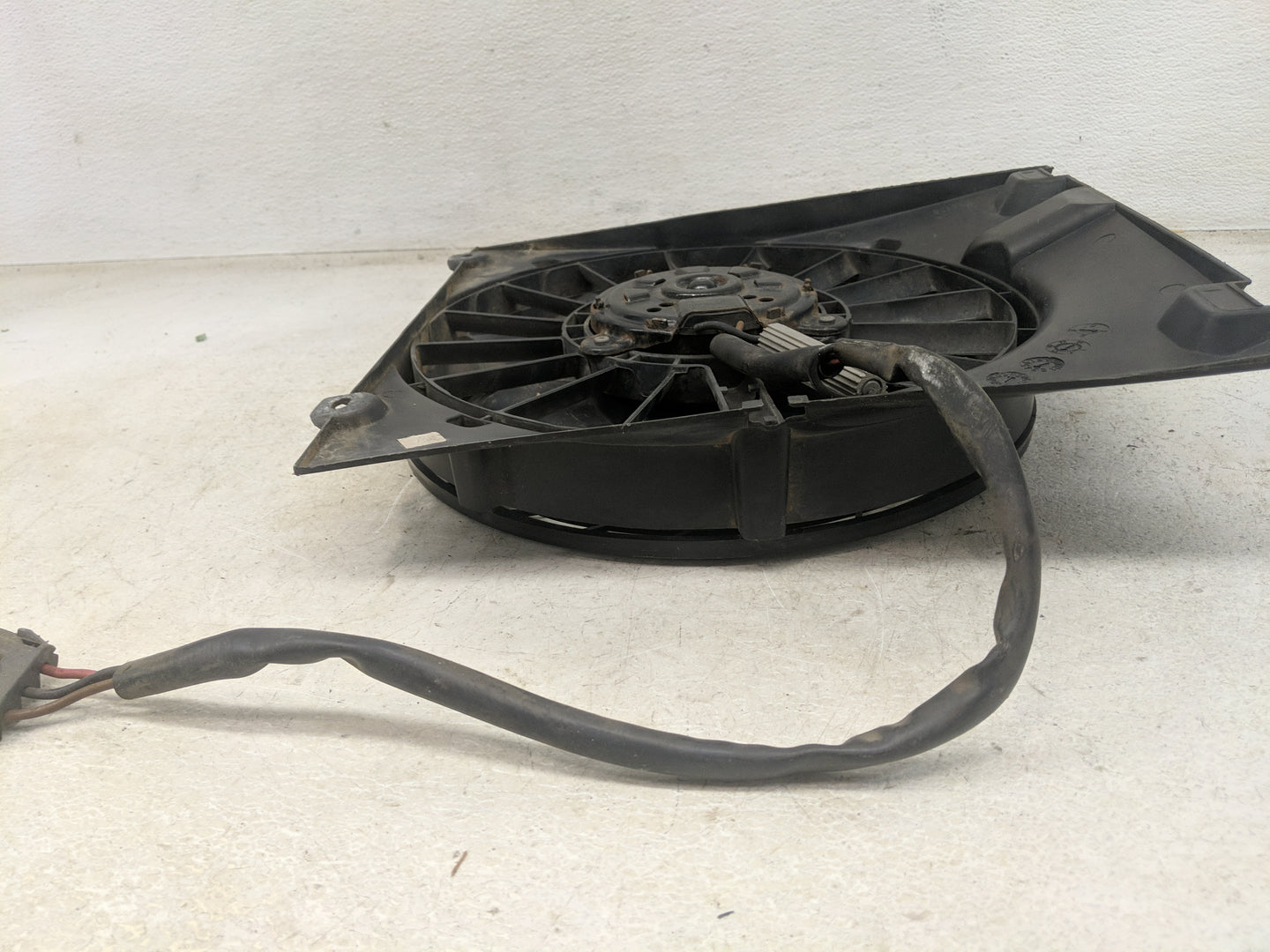 2004 Saturn L300 Electric Radiator Cooling Fan Motor Assembly - Oemusedautoparts1.com