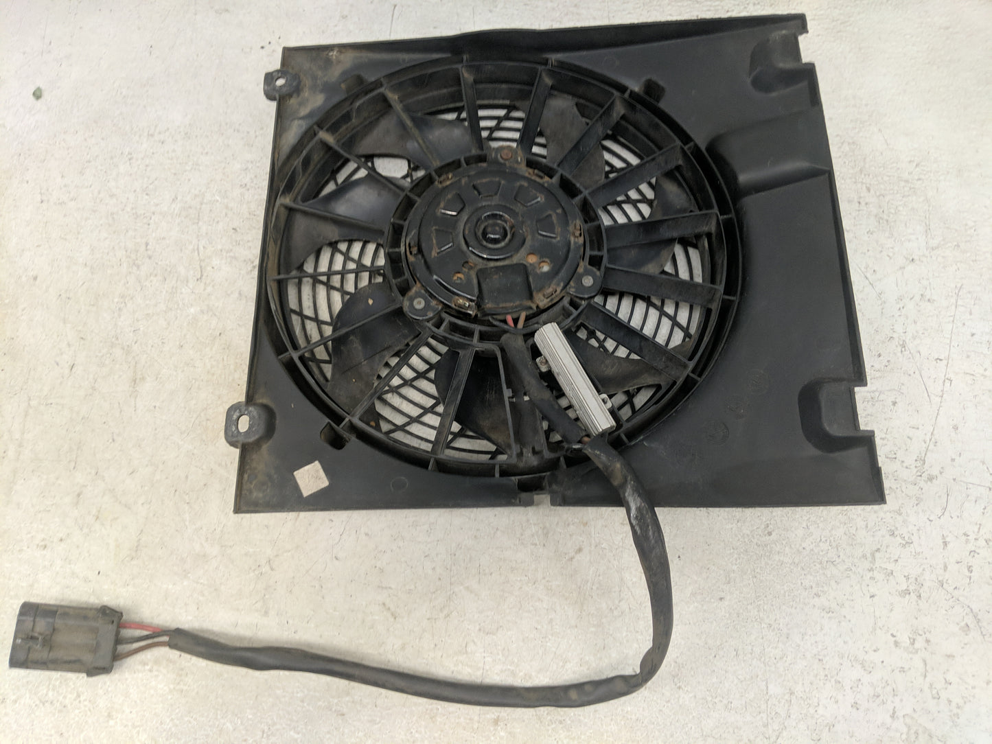 2004 Saturn L300 Electric Radiator Cooling Fan Motor Assembly - Oemusedautoparts1.com