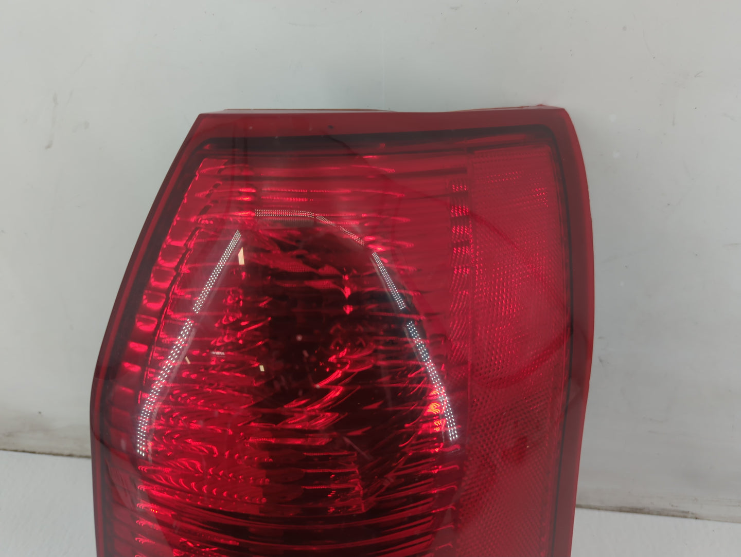 2004-2007 Saturn Vue Tail Light Assembly Passenger Right OEM P/N:22711438 Fits Fits 2004 2005 2006 2007 OEM Used Auto Parts 
