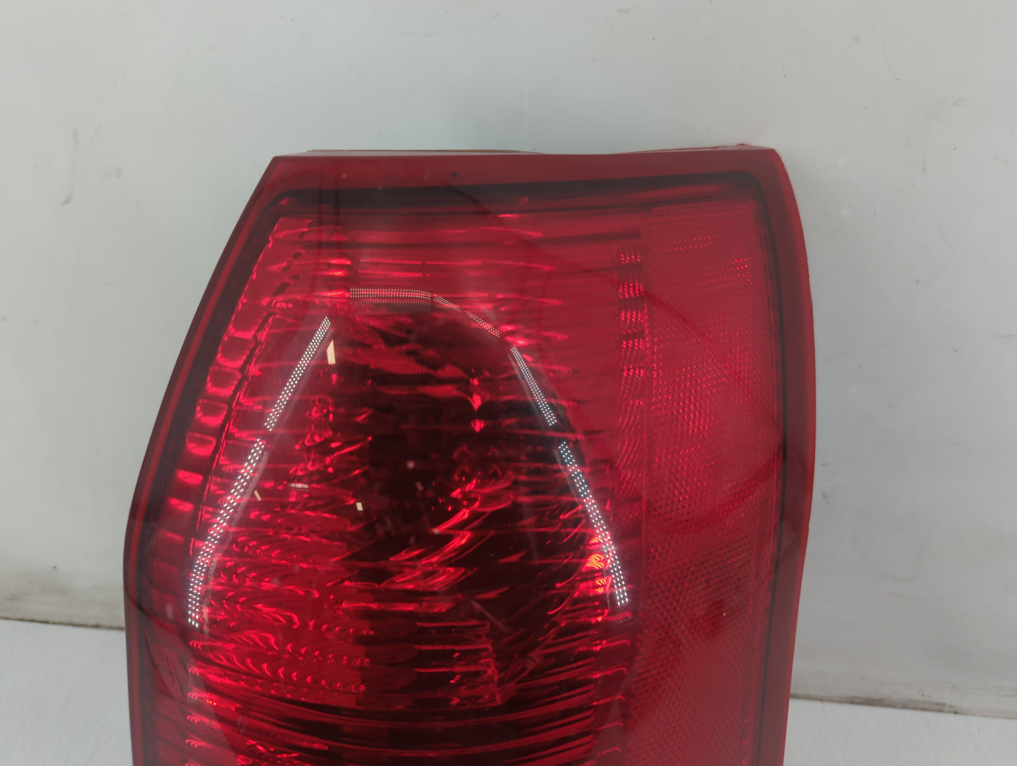2004-2007 Saturn Vue Tail Light Assembly Passenger Right OEM P/N:22711438 Fits Fits 2004 2005 2006 2007 OEM Used Auto Parts 