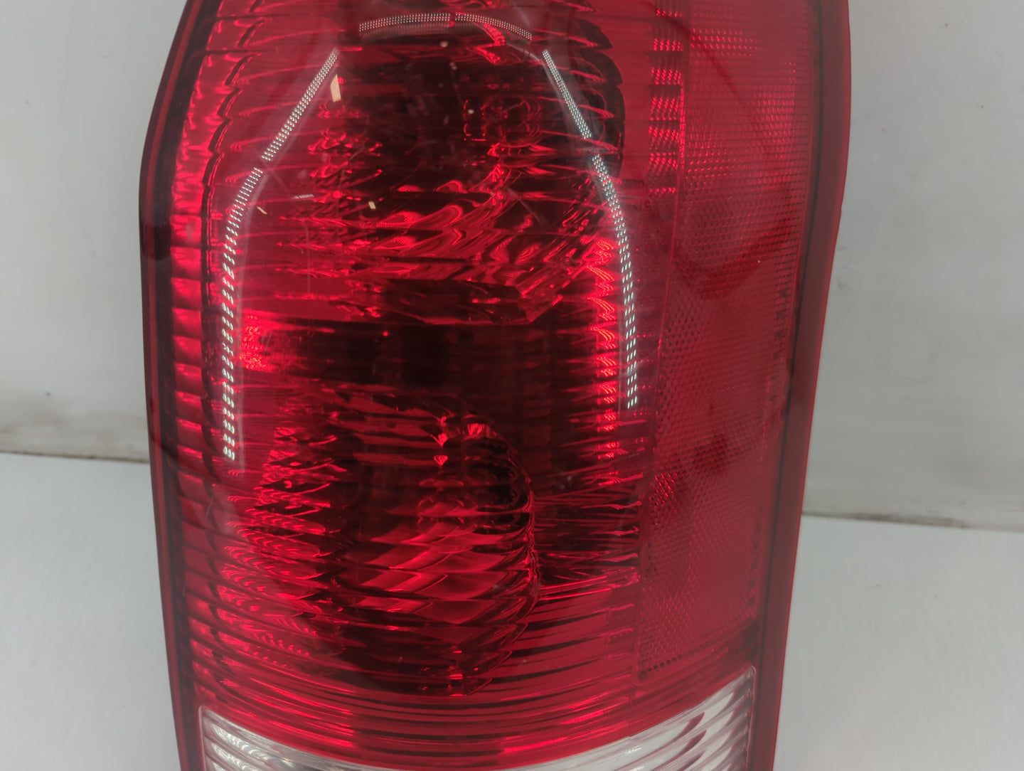 2004-2007 Saturn Vue Tail Light Assembly Passenger Right OEM P/N:22711438 Fits Fits 2004 2005 2006 2007 OEM Used Auto Parts 