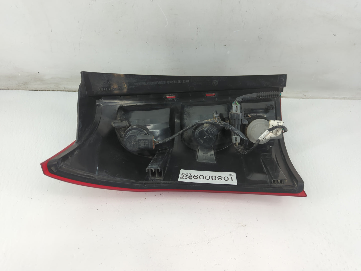 2004-2007 Saturn Vue Tail Light Assembly Passenger Right OEM P/N:22711438 Fits Fits 2004 2005 2006 2007 OEM Used Auto Parts 