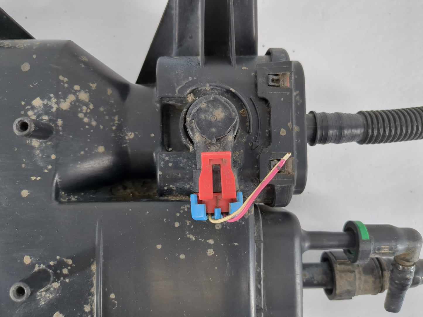 2004 Saturn Vue Fuel Vapor Charcoal Canister - Oemusedautoparts1.com