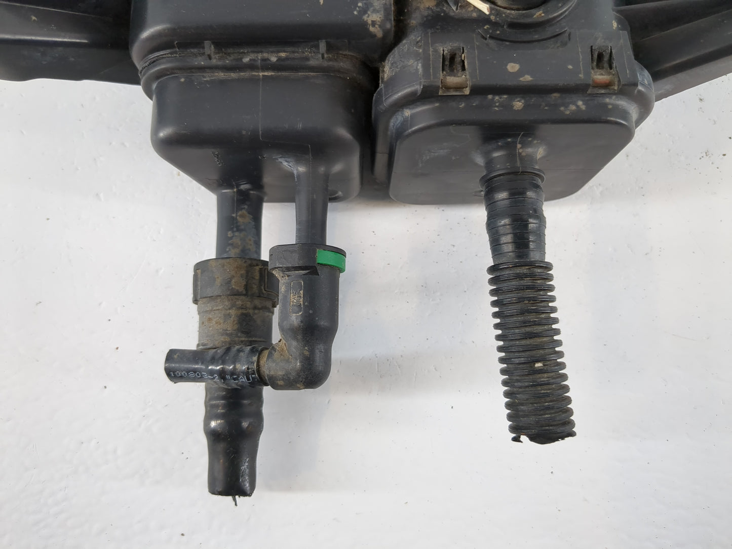 2004 Saturn Vue Fuel Vapor Charcoal Canister - Oemusedautoparts1.com