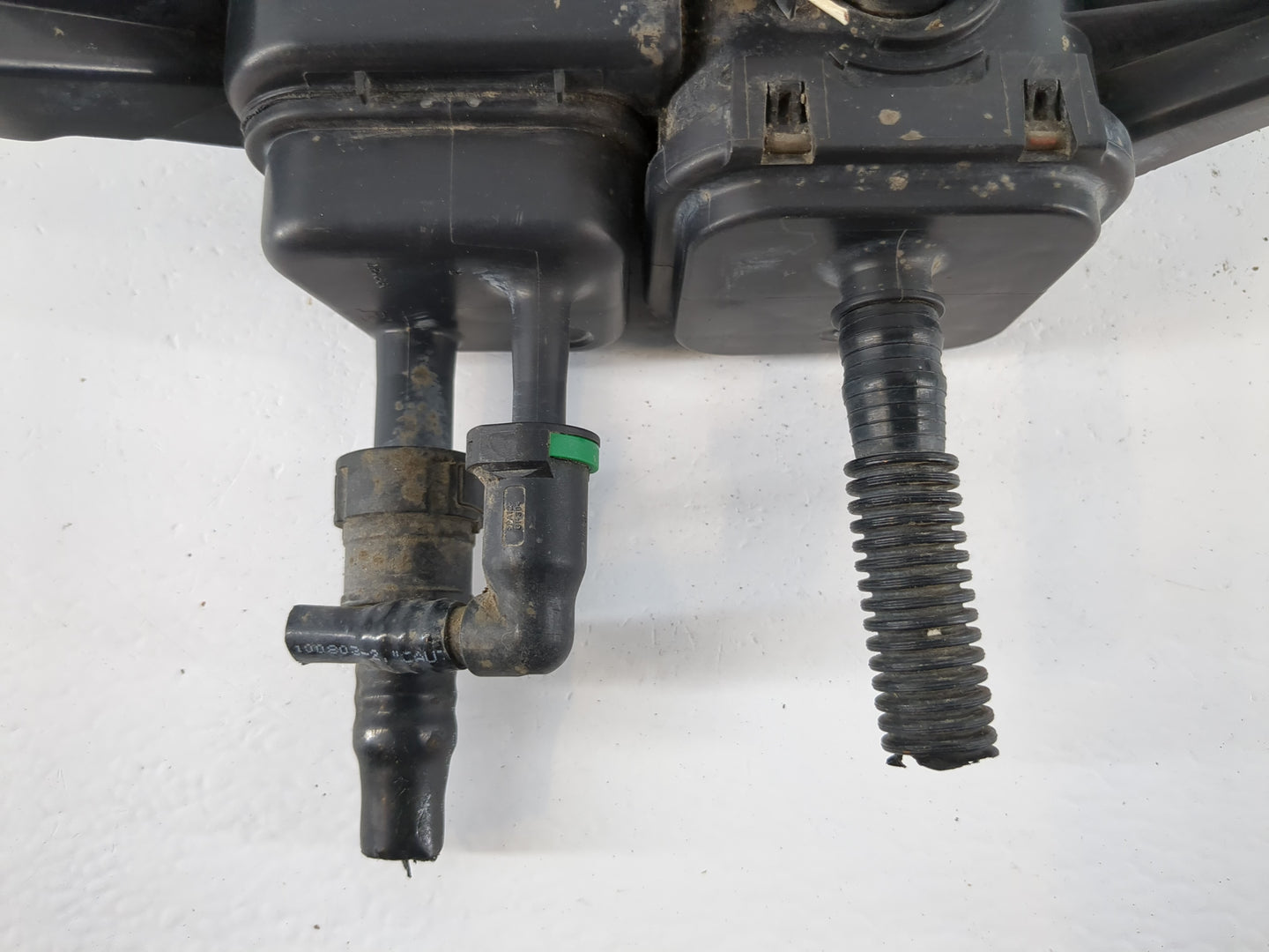 2004 Saturn Vue Fuel Vapor Charcoal Canister - Oemusedautoparts1.com