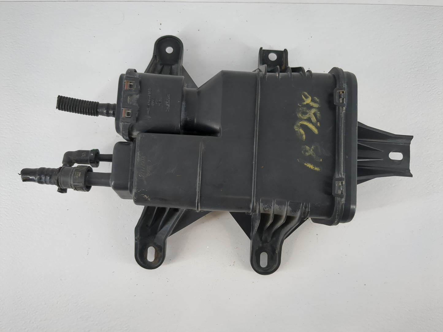 2004 Saturn Vue Fuel Vapor Charcoal Canister - Oemusedautoparts1.com