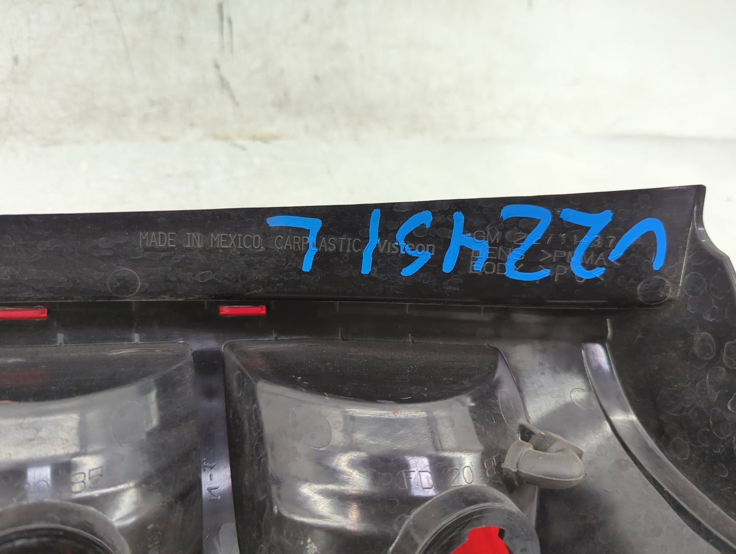 2004-2007 Saturn Vue Tail Light Assembly Driver Left OEM P/N:22711437 Fits Fits 2004 2005 2006 2007 OEM Used Auto Parts - Oe