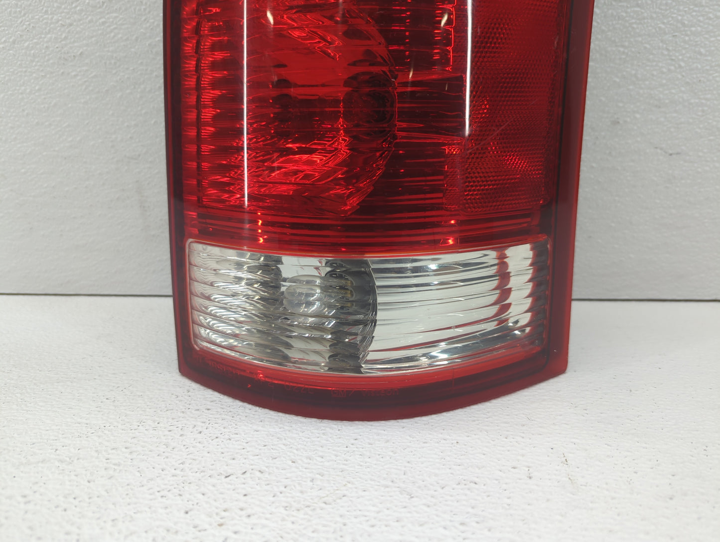 2004-2007 Saturn Vue Tail Light Assembly Passenger Right OEM P/N:15851056 22711438 Fits Fits 2004 2005 2006 2007 OEM Used Au