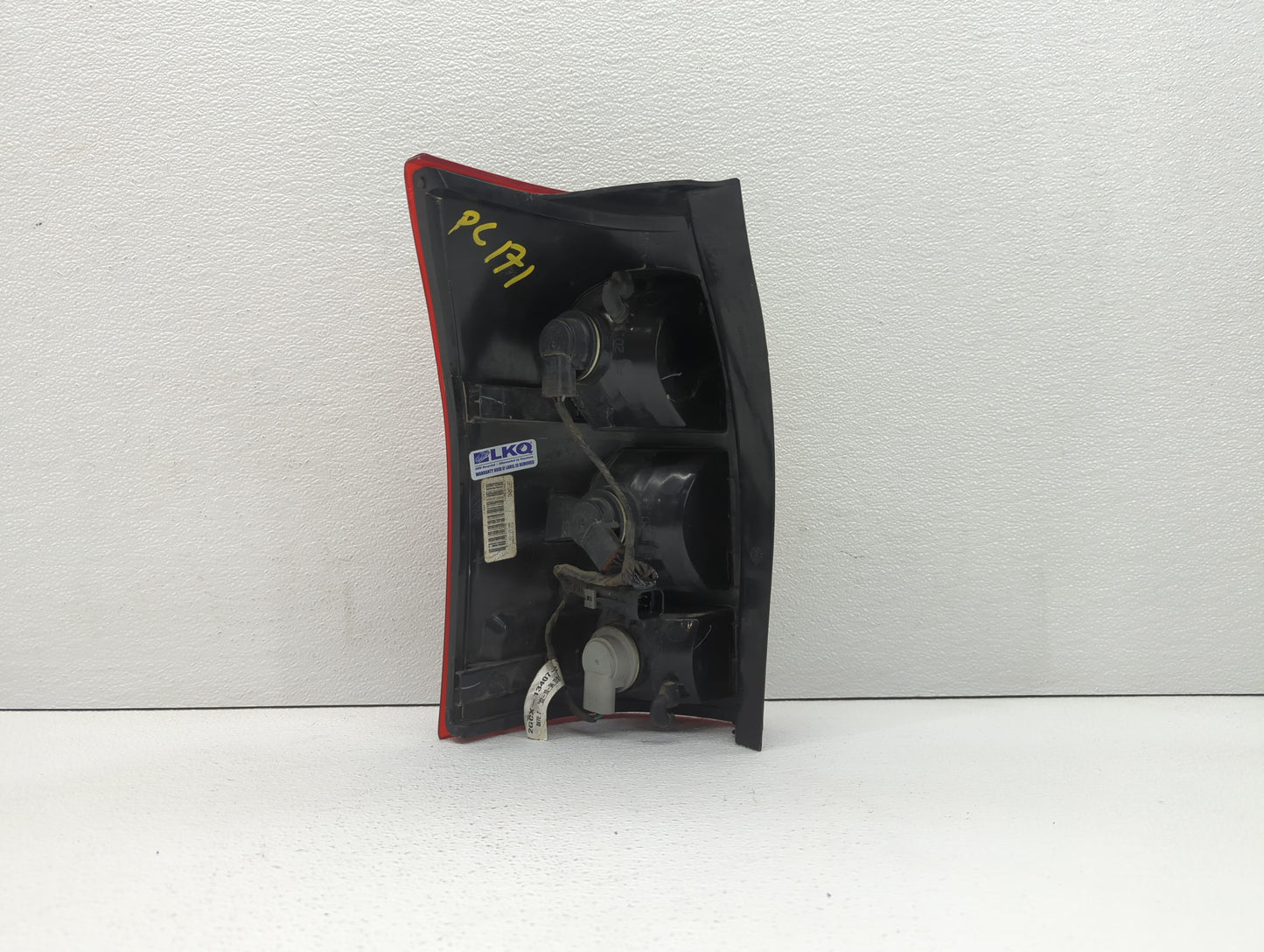 2004-2007 Saturn Vue Tail Light Assembly Passenger Right OEM P/N:15851056 22711438 Fits Fits 2004 2005 2006 2007 OEM Used Au