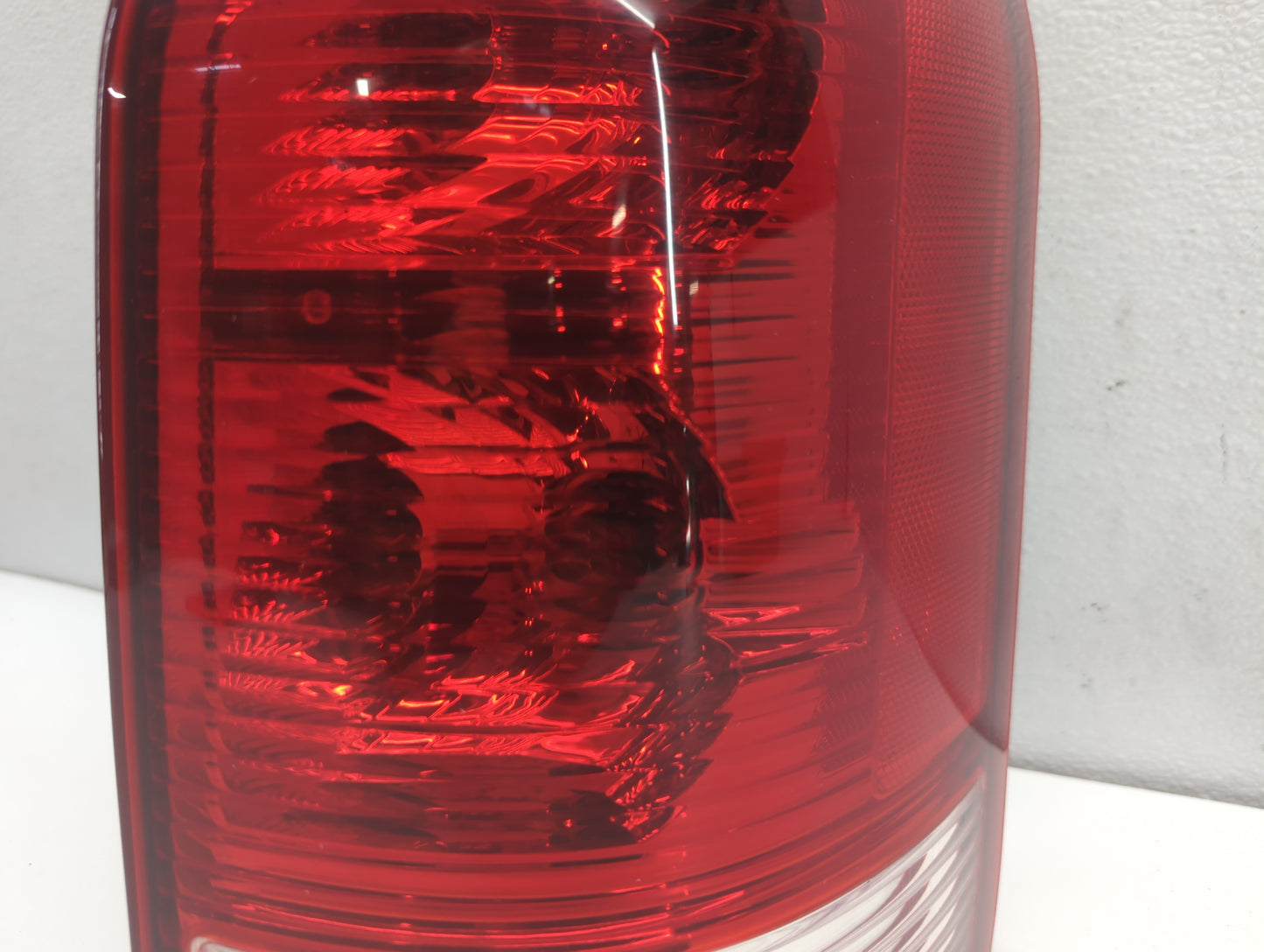 2004-2007 Saturn Vue Tail Light Assembly Passenger Right OEM Fits Fits 2004 2005 2006 2007 OEM Used Auto Parts - Oemusedauto